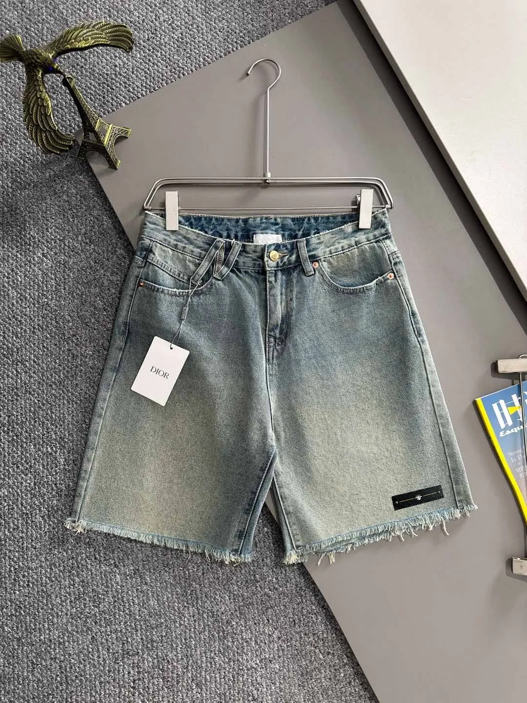 🅿️330 Dior 2025 summer new jeans denim shorts are produced using imported Japanese Denim plain cotton denim fabrics, complete with three standards. The top stone-washed process makes the texture reach the old taste of the 1980s. It is soft, delicate, comfortable and breathable. The color has a modern and fashionable vicissitudes. The upper body is versatile and fashionable! Light luxury, a must-have item for daily commuting! Code number: 28-38 (please state your height and weight when placing an order)