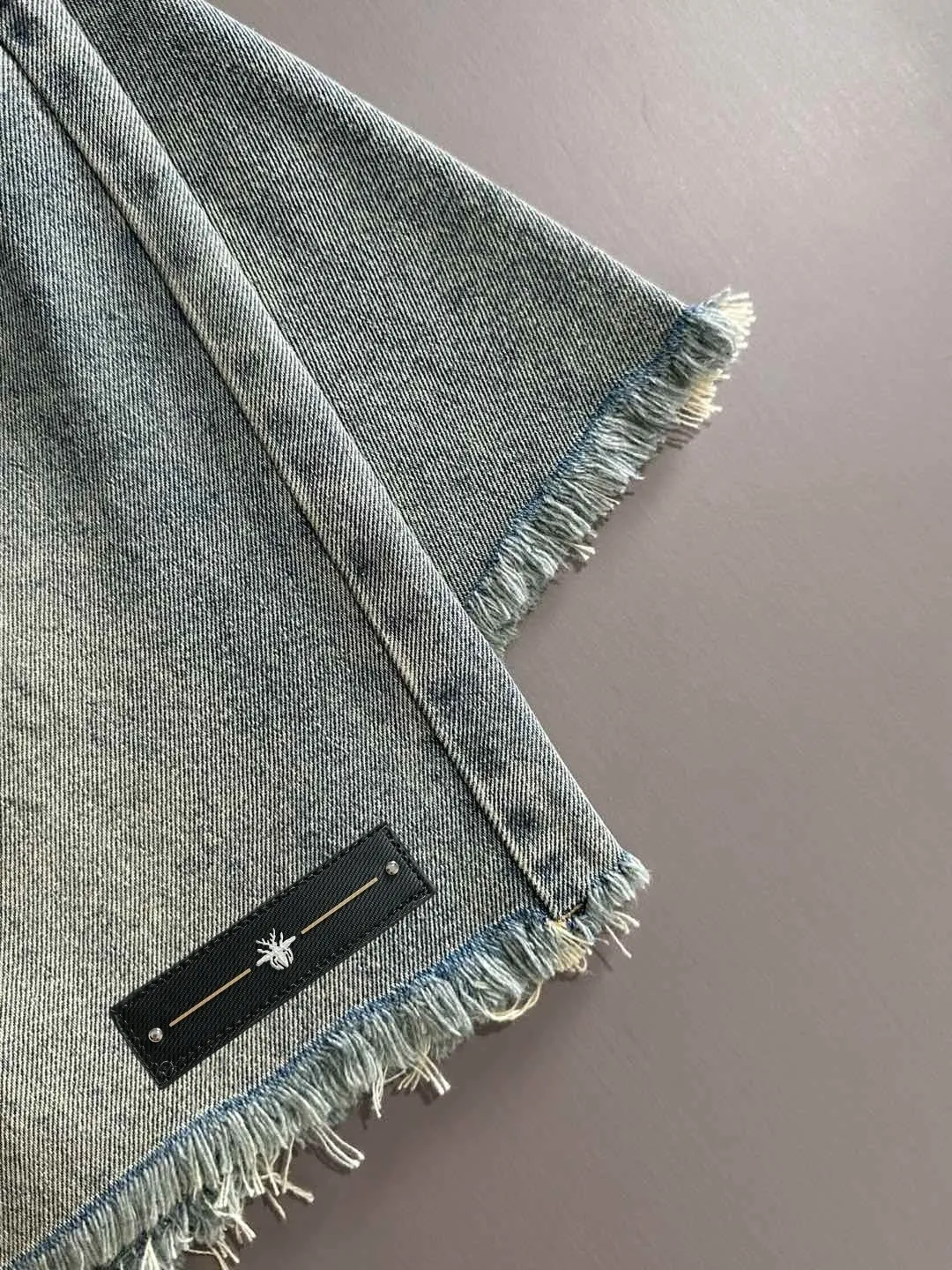 🅿️330 Dior 2025 summer new jeans denim shorts are produced using imported Japanese Denim plain cotton denim fabrics, complete with three standards. The top stone-washed process makes the texture reach the old taste of the 1980s. It is soft, delicate, comfortable and breathable. The color has a modern and fashionable vicissitudes. The upper body is versatile and fashionable! Light luxury, a must-have item for daily commuting! Code number: 28-38 (please state your height and weight when placing an order)