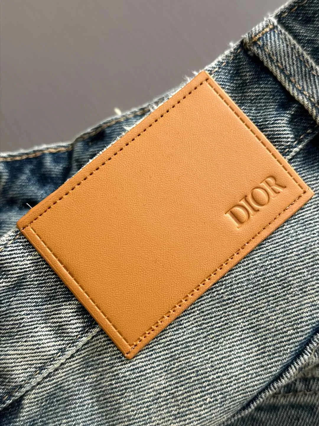 🅿️330 Dior 2025 summer new jeans denim shorts are produced using imported Japanese Denim plain cotton denim fabrics, complete with three standards. The top stone-washed process makes the texture reach the old taste of the 1980s. It is soft, delicate, comfortable and breathable. The color has a modern and fashionable vicissitudes. The upper body is versatile and fashionable! Light luxury, a must-have item for daily commuting! Code number: 28-38 (please state your height and weight when placing an order)