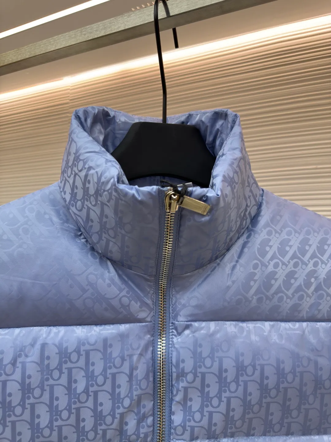 Dior oblique dark pattern old flower stand collar vest ●Original version: purchased and developed by 18139 ●Item number: 1680762-B90 ●Fabric: down fabric ●Technology: full-width jacquard production ●Version: fitted version ●Weight: about 710 grams ●Size: 46-48-50-52-54-56 ●Description: This is a down with ultra-complex craftsmanship. The customization cycle of the fabric is as long as 50 days. Based on the original fabric, laser jacquard makes the whole piece concave and convex, with a stronger three-dimensional effect and a more obvious 3D effect. ✨This fabric has a good hand feel, and the dark pattern presbyopia on it is very low-key. The fabric shows a dark luster and is extremely waterproof! The real texture is more perfect, custom-woven high-density satin nylon material and dark jacquard weave, simple and refreshing, thick and fluffy, super three-proof fabric, waterproof, stain-proof and dust-proof! ✨ Full-width jacquard LOGO, ultra-high-end luxury and style. The handsomeness and eye-catching index of the upper body are absolutely NO. 1. Fully custom-woven jacquard LOGO technology fabric, high-density polyester fiber. It is a new type of heat-insulating and light-weight fabric. It has a light texture, delicate and soft warmth and breathability. Especially the LOGO jacquard produces different light and dark interweaving under different lights! The overall wiring is straight and delicate, the fabric is comfortable and soft, and the color is consistent without color difference. It can be matched with the same style to create a fashionable look and control various occasions. Customized accessories, complete with three standards, same style for men and women!