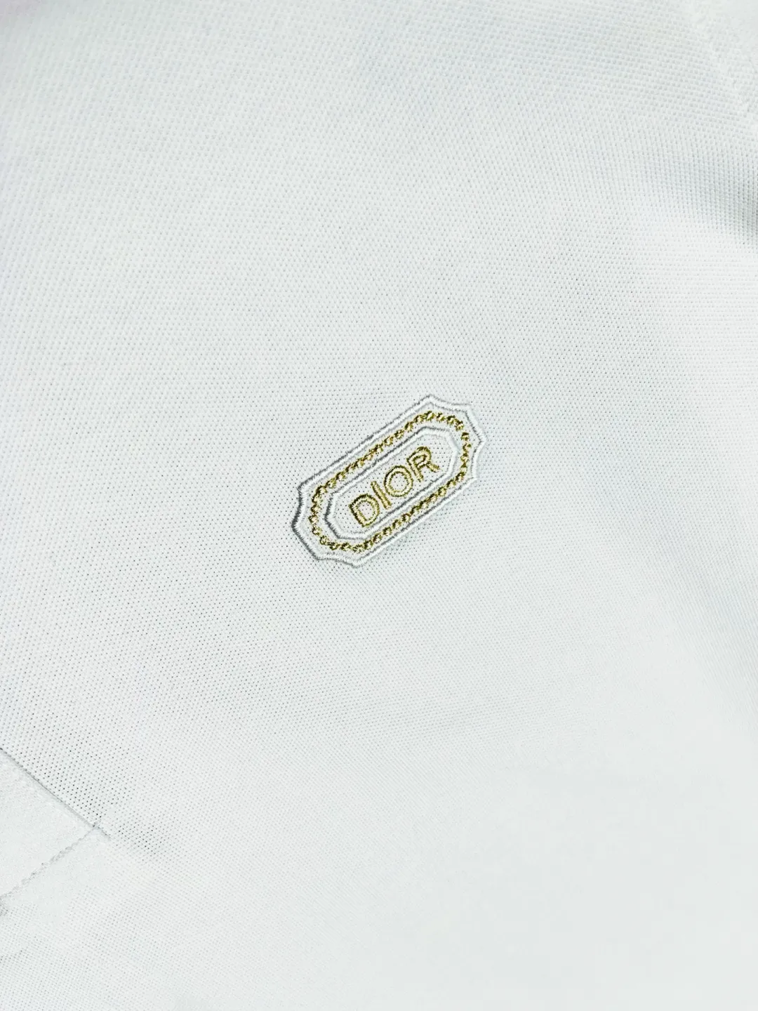 🅿️210 DIRO Dior embroidered new Polo shirt. Original fabric. Official same style. Made of 210 grams of mercerized pique cotton, customized in the same vat. The fabric feels very comfortable and smooth. The version is quite wide and stylish. Produced by a first-line brand factory. Imported Behringer embroidery machine. The embroidery is full and textured. The ribs on the collar and collar are woven with imported yarn. It will not deform after long-term wear. The latest style for spring and summer. Fashionable and individual. Super versatile and good-looking. It is very suitable for both men and women. It is a must-have item. Color: Black White Size: M-XXXL