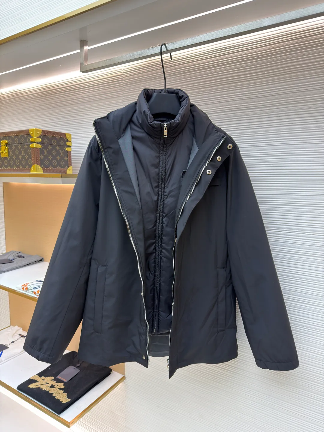 Prada hooded stand collar fabric two-piece jacket ●Original version: Purchased and developed for 25900 ●Item number: 1681534-E75 ●Fabric: high-density anti-static plain weave three-in-one floating yarn fabric ●Technology: Seamless laminated production ●Color: black ●Version: fitted version ●Weight: about 1100 grams ●Size: 46-48-50-52 ●Description: This Prada The Hooded Stand Collar Fabric Two-Piece Jacket features an advanced seamless taping process to ensure warmth and comfort in cold weather. The jacket is designed as a two-piece set. The inner layer is a warm cotton jacket and the outer layer is a windproof jacket, which can be flexibly matched according to weather changes. The hooded design features an adjustable drawstring for easy adjustment to personal needs. The front placket is closed with a zipper to enhance the windproof effect; the side pockets and chest pockets are reasonably designed to facilitate carrying small items. The fabric has been specially treated to feel soft and elastic, and can provide good thermal insulation effect in low temperature environments. The overall fit is loose, comfortable to wear and free of movement, suitable for daily travel or light outdoor activities. The overall wiring is straight and delicate, the fabric is comfortable and soft, and the color is consistent without color difference. It can be matched with the same style to create a fashionable look and control various occasions. Customized accessories, complete with three standards, same style for men and women!