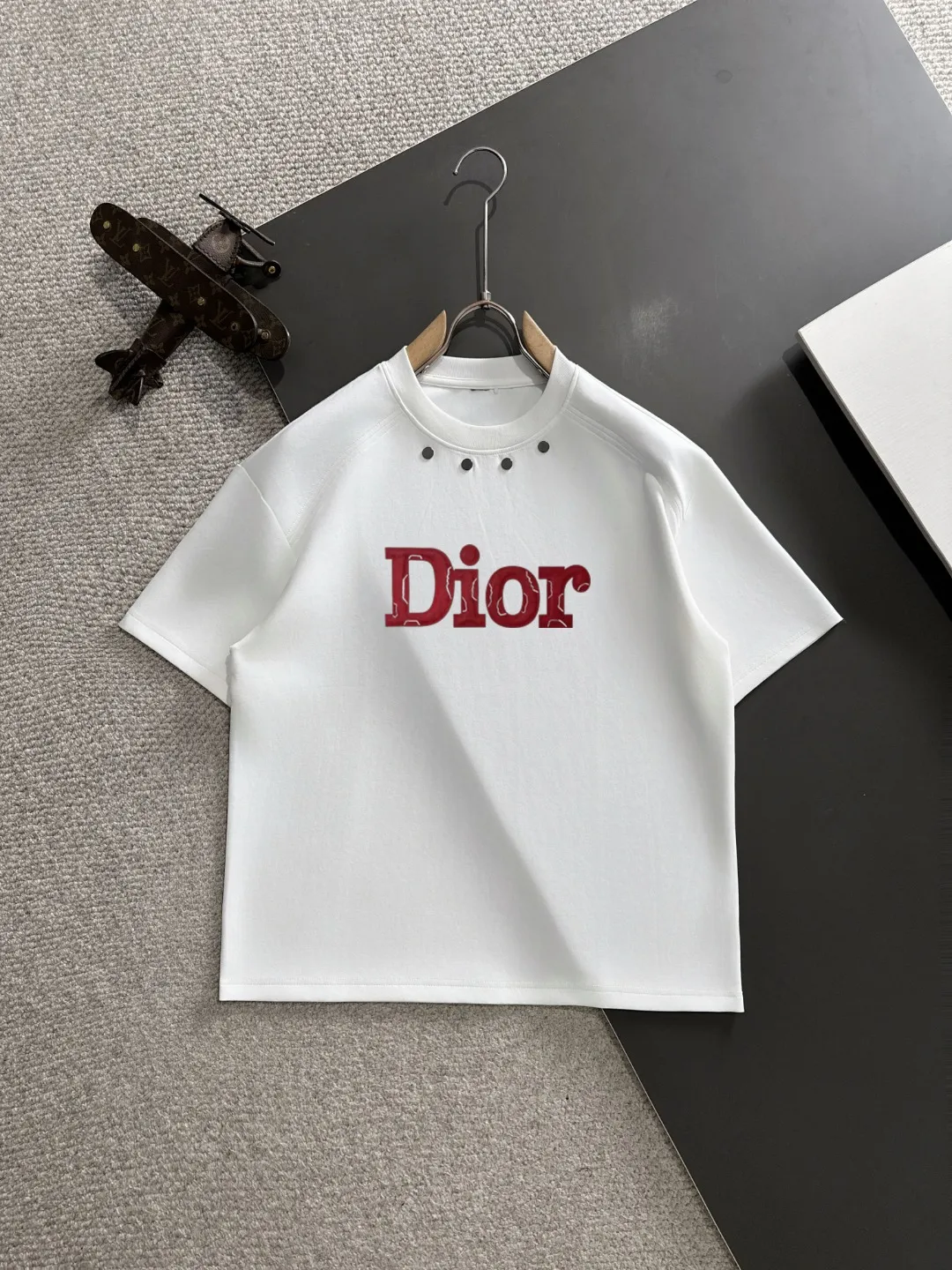🅿️270 shipped next day Dior 2025 summer new style (top quality, differentiated currency) launches double yarn pure cotton fabric short sleeves, spring and summer catwalk style, personalized and exclusive style, same style for men and women, using imported custom-dyed fabrics, chain bottom back collar, fully shoulder-covering, no deformation or shrinkage when exposed to water, SIZE: M to 3XL