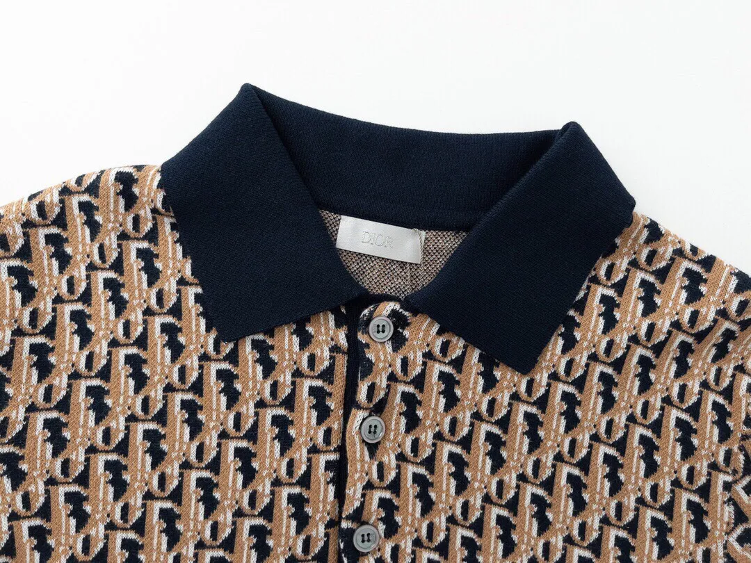 🅿️220 Available all year round. The correct version of Dior jacquard knitted Polo shirt. The fabric is made of Stol wool looms imported from Germany. The whole body is made of iconic Oblique printing. Straight cut. Customized flat machine collar with the same blue background color as the fabric. Open mold and custom engraved logo mother-of-pearl buttons. Exclusive version for the whole network. Customized official website consistent washed wheat. Full set of packaging accessories. Size XS-L