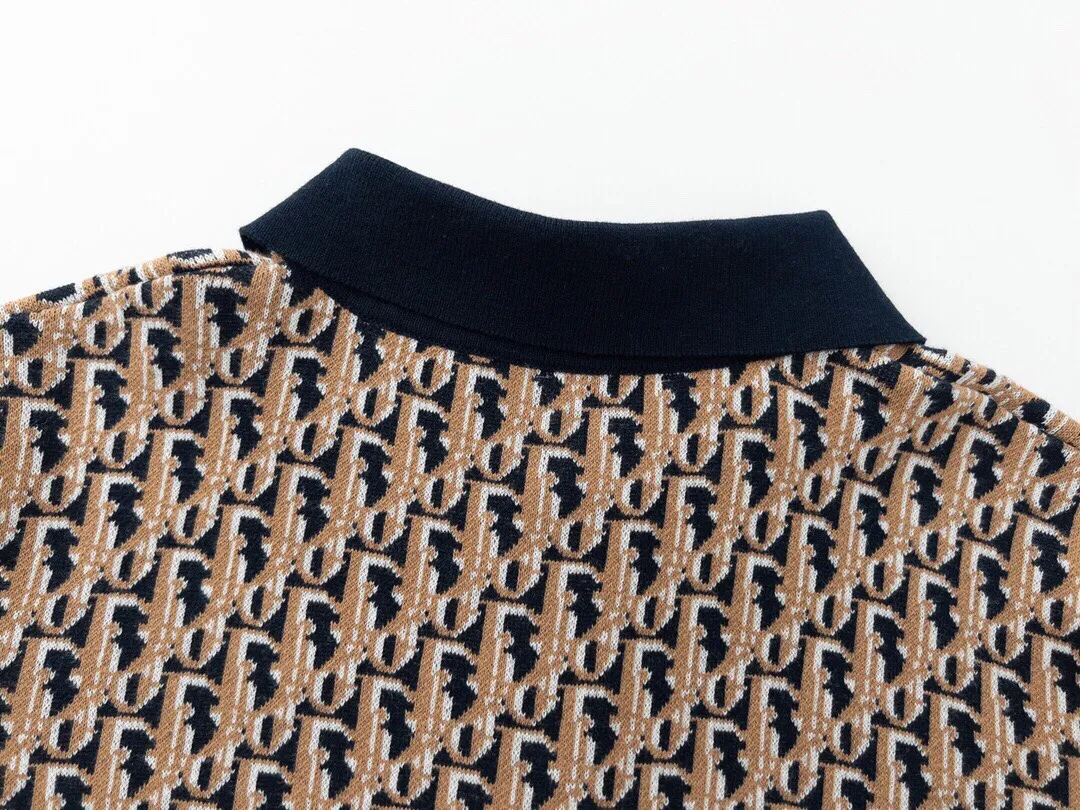 🅿️220 Available all year round. The correct version of Dior jacquard knitted Polo shirt. The fabric is made of Stol wool looms imported from Germany. The whole body is made of iconic Oblique printing. Straight cut. Customized flat machine collar with the same blue background color as the fabric. Open mold and custom engraved logo mother-of-pearl buttons. Exclusive version for the whole network. Customized official website consistent washed wheat. Full set of packaging accessories. Size XS-L