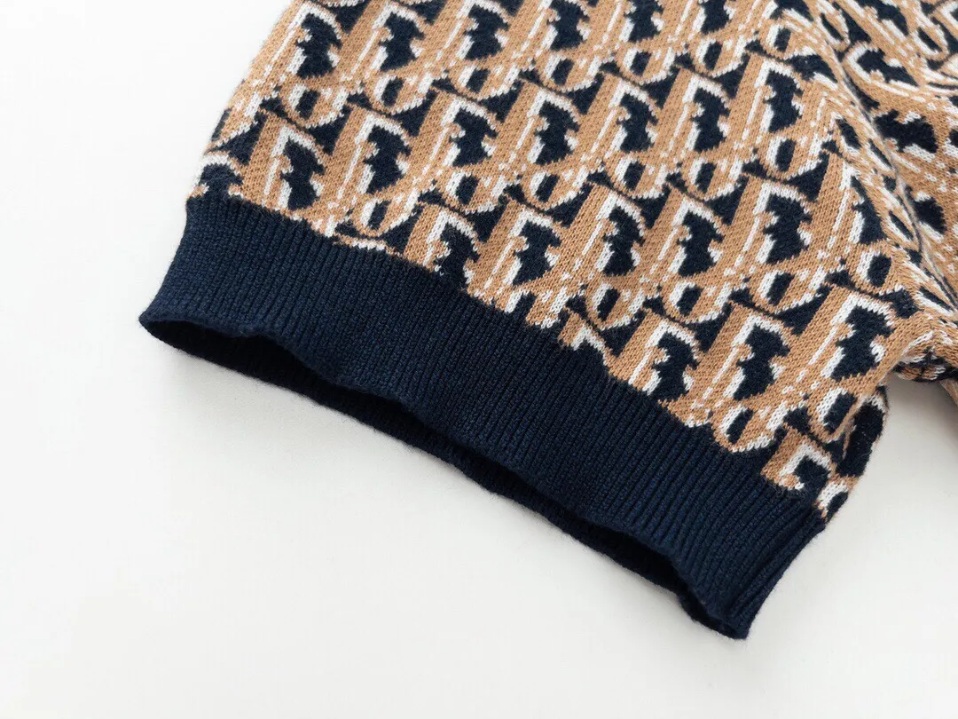 🅿️220 Available all year round. The correct version of Dior jacquard knitted Polo shirt. The fabric is made of Stol wool looms imported from Germany. The whole body is made of iconic Oblique printing. Straight cut. Customized flat machine collar with the same blue background color as the fabric. Open mold and custom engraved logo mother-of-pearl buttons. Exclusive version for the whole network. Customized official website consistent washed wheat. Full set of packaging accessories. Size XS-L