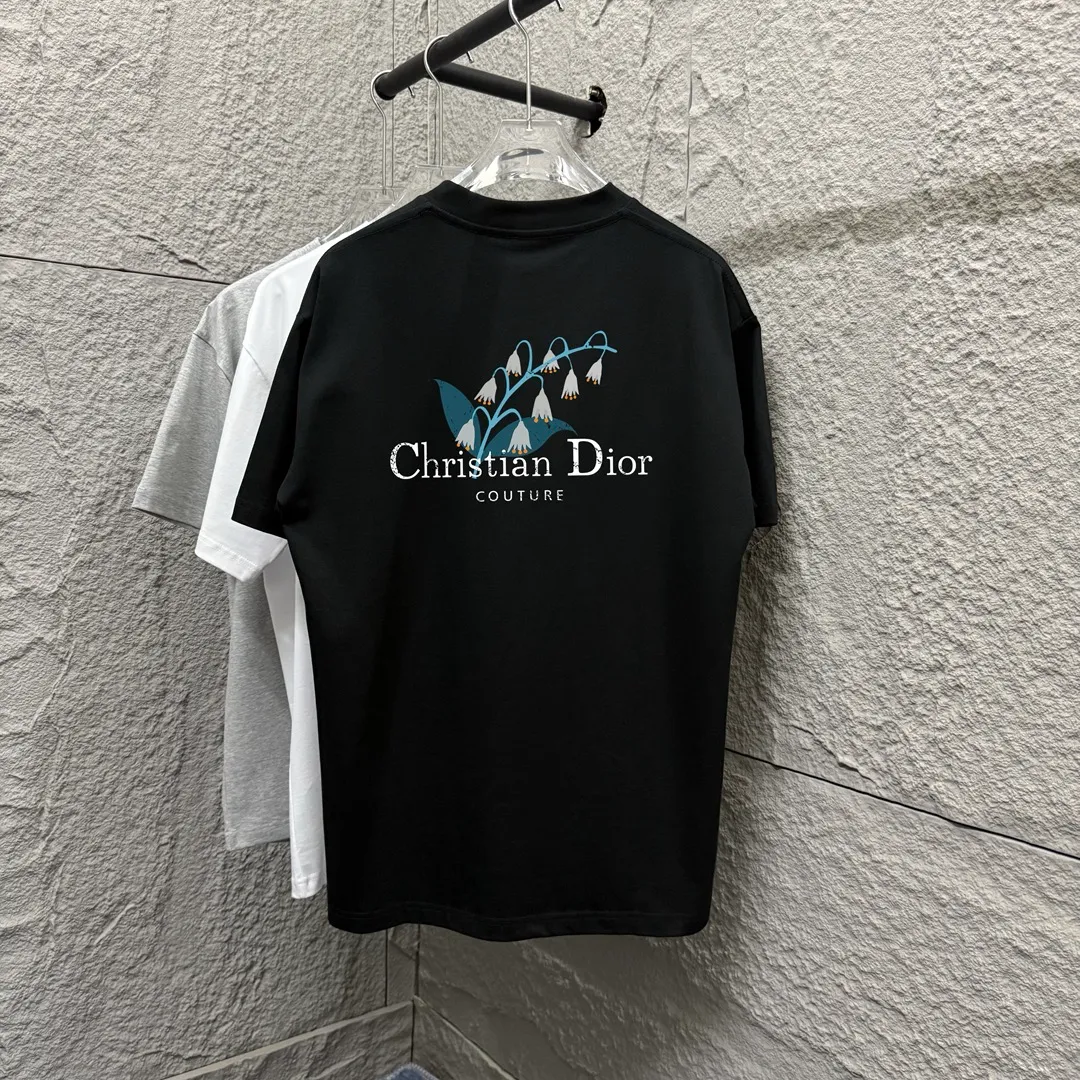 🅿️190 Dio*Dior 2025 spring and summer new style Lily of the Valley letter printing on the back Classic letter embroidery Simple and elegant Customized double yarn plain cotton fabric Short-sleeved T-shirt Unisex Color: Black White Angora Red Size: S (90-130 catties) M (120-150 catties) L (140-165 catties) XL (160-180 pounds) XXL (180-210 pounds)
