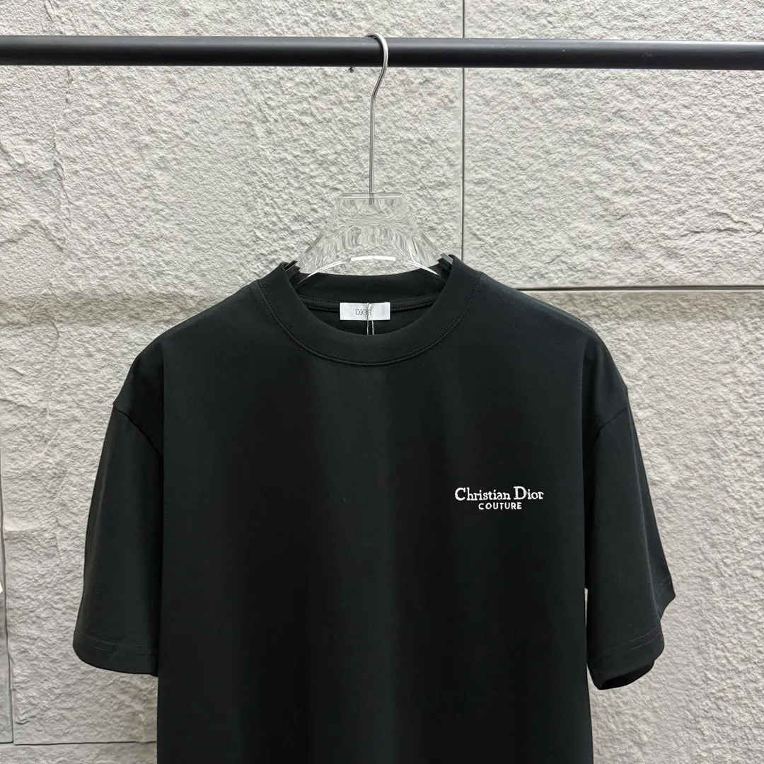 🅿️190 Dio*Dior 2025 spring and summer new style Lily of the Valley letter printing on the back Classic letter embroidery Simple and elegant Customized double yarn plain cotton fabric Short-sleeved T-shirt Unisex Color: Black White Angora Red Size: S (90-130 catties) M (120-150 catties) L (140-165 catties) XL (160-180 pounds) XXL (180-210 pounds)