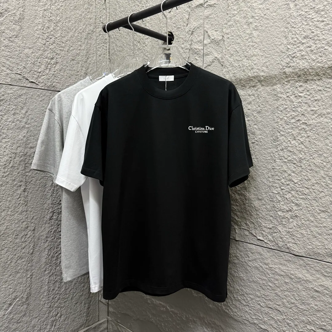 🅿️190 Dio*Dior 2025 spring and summer new style Lily of the Valley letter printing on the back Classic letter embroidery Simple and elegant Customized double yarn plain cotton fabric Short-sleeved T-shirt Unisex Color: Black White Angora Red Size: S (90-130 catties) M (120-150 catties) L (140-165 catties) XL (160-180 pounds) XXL (180-210 pounds)