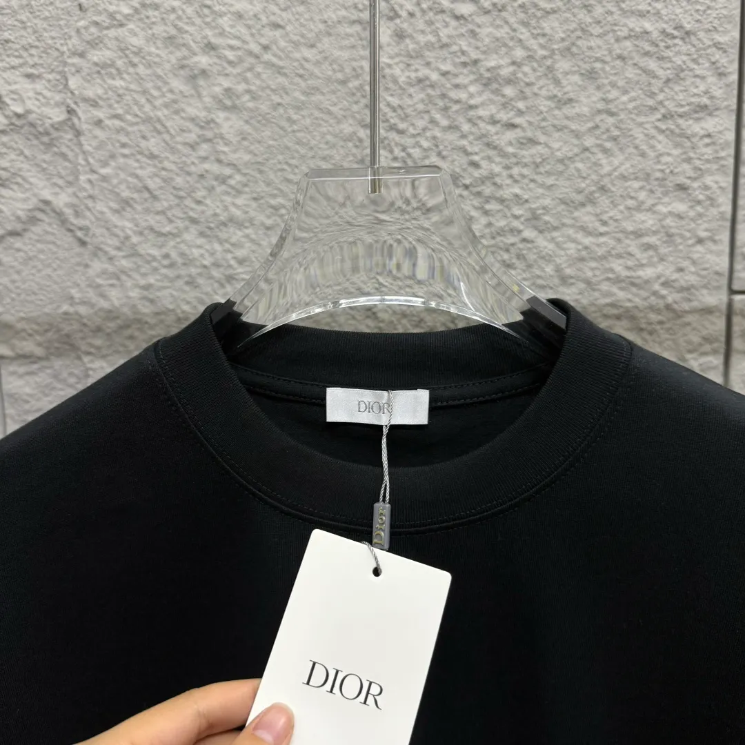 🅿️190 Dio*Dior 2025 spring and summer new style Lily of the Valley letter printing on the back Classic letter embroidery Simple and elegant Customized double yarn plain cotton fabric Short-sleeved T-shirt Unisex Color: Black White Angora Red Size: S (90-130 catties) M (120-150 catties) L (140-165 catties) XL (160-180 pounds) XXL (180-210 pounds)