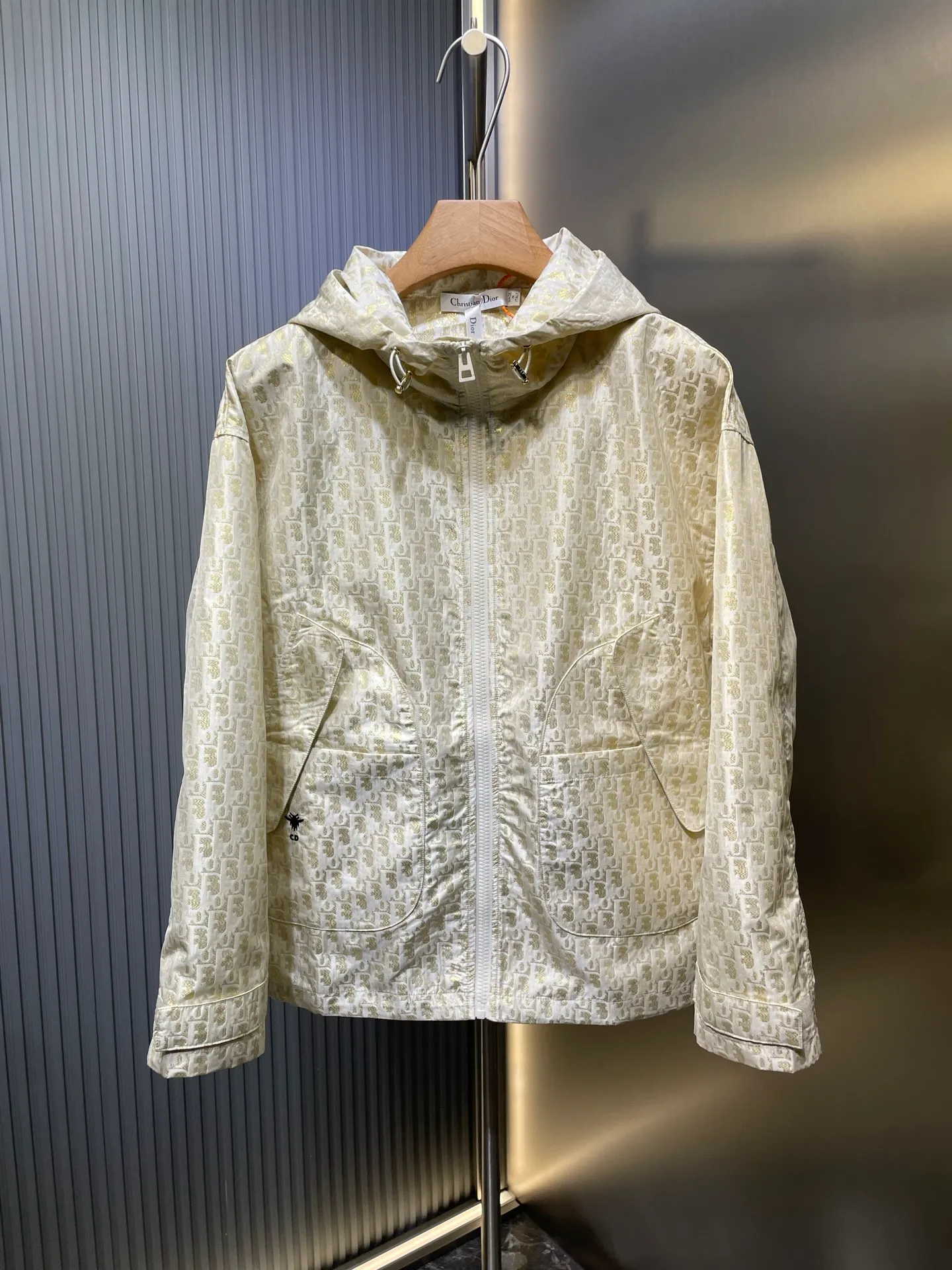 🅿️520 Dio* 25Ss early spring new style presbyopic jacket丨⚠Original development! High quality production! This hooded jacket is decorated with golden Oblique jacquard, recalling the classic pattern launched by D*or in 1967〰YB customized golden taffeta technical jacquard fabric🔜, and the right pocket is decorated with bee embroidery✔more refined✨Super super heavy work‼ The most important thing is that to make a floral design, the workmanship cost is double that of an ordinary jacket💪 The texture is really unbeatable🤟 In stock SML
