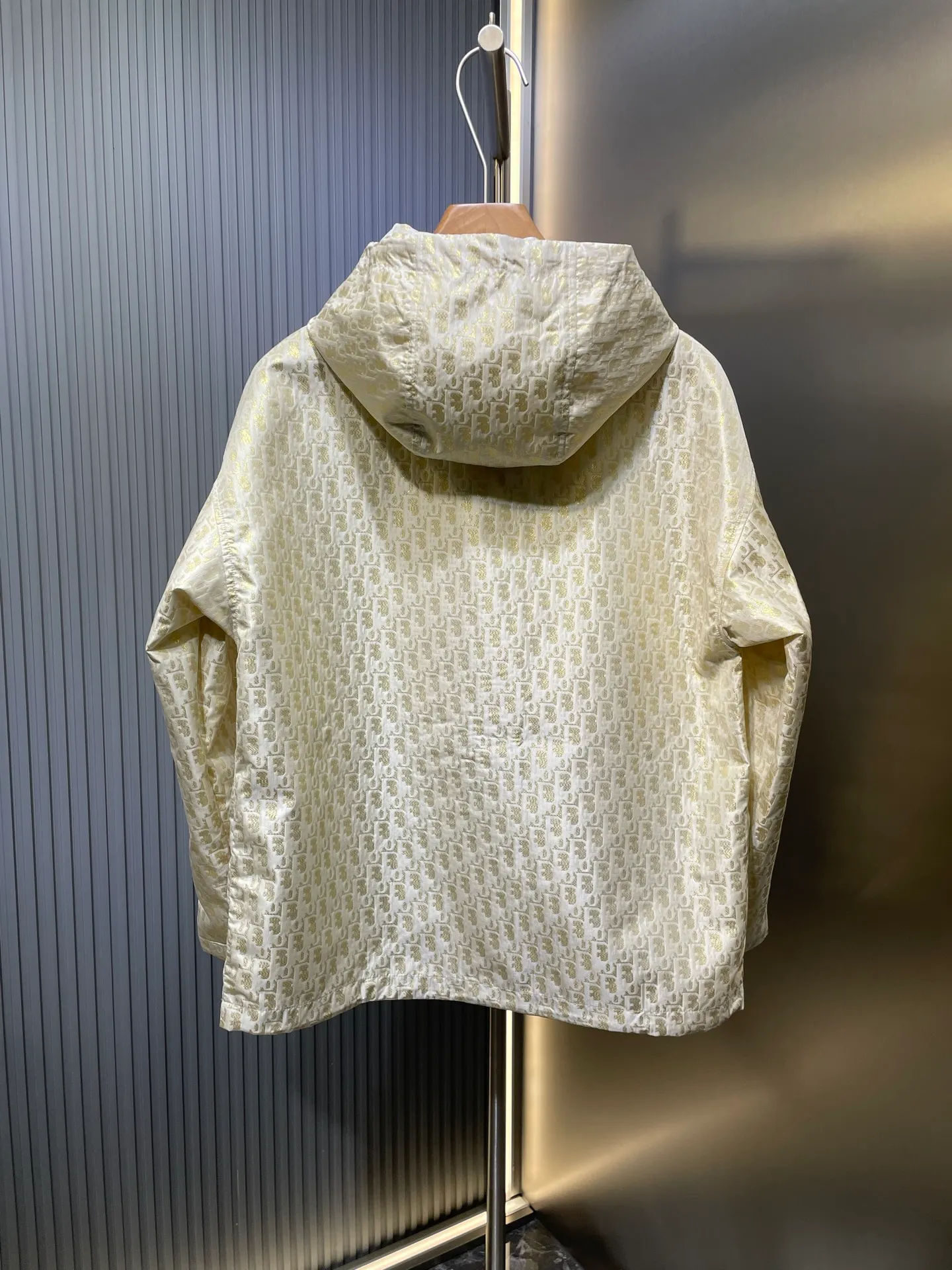 🅿️520 Dio* 25Ss early spring new style presbyopic jacket丨⚠Original development! High quality production! This hooded jacket is decorated with golden Oblique jacquard, recalling the classic pattern launched by D*or in 1967〰YB customized golden taffeta technical jacquard fabric🔜, and the right pocket is decorated with bee embroidery✔more refined✨Super super heavy work‼ The most important thing is that to make a floral design, the workmanship cost is double that of an ordinary jacket💪 The texture is really unbeatable🤟 In stock SML