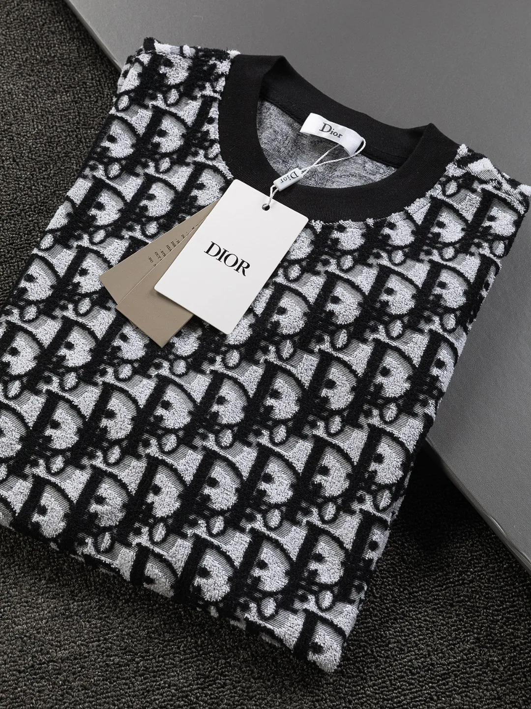 🅿️210 DIOR Dior Dior CD micro wide version S-XL CD jacquard all-over printed knitted short-sleeved T-shirt, cotton blended terry jersey fabric, originally developed. This comes from the 2024 beachwear limited series. The full logo jacquard towel highlights the classic obliaue flower, with an S-pattern round neck and topstitching. It is unique and decorated with oblique throughout. Jacquard, ribbed round neck with V-shaped topstitching, customized accessories, and the whole body is customized and developed according to the Y board... Complete with three standards, it can control various styles, the same style for men and women! Color: Black Blue Green Size: S-XL Size chart: S: Shoulder width 55-Bust 56-Length 71.5 M: Shoulder width 56.5-Bust 58-Length 73 L: Shoulder width 58-Bust 60-Length 74.5 XL: Shoulder width 59.5-Bust 62-Length 76