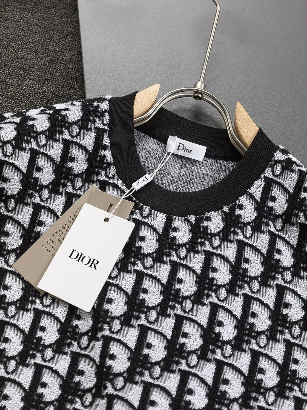 🅿️210 DIOR Dior Dior CD micro wide version S-XL CD jacquard all-over printed knitted short-sleeved T-shirt, cotton blended terry jersey fabric, originally developed. This comes from the 2024 beachwear limited series. The full logo jacquard towel highlights the classic obliaue flower, with an S-pattern round neck and topstitching. It is unique and decorated with oblique throughout. Jacquard, ribbed round neck with V-shaped topstitching, customized accessories, and the whole body is customized and developed according to the Y board... Complete with three standards, it can control various styles, the same style for men and women! Color: Black Blue Green Size: S-XL Size chart: S: Shoulder width 55-Bust 56-Length 71.5 M: Shoulder width 56.5-Bust 58-Length 73 L: Shoulder width 58-Bust 60-Length 74.5 XL: Shoulder width 59.5-Bust 62-Length 76