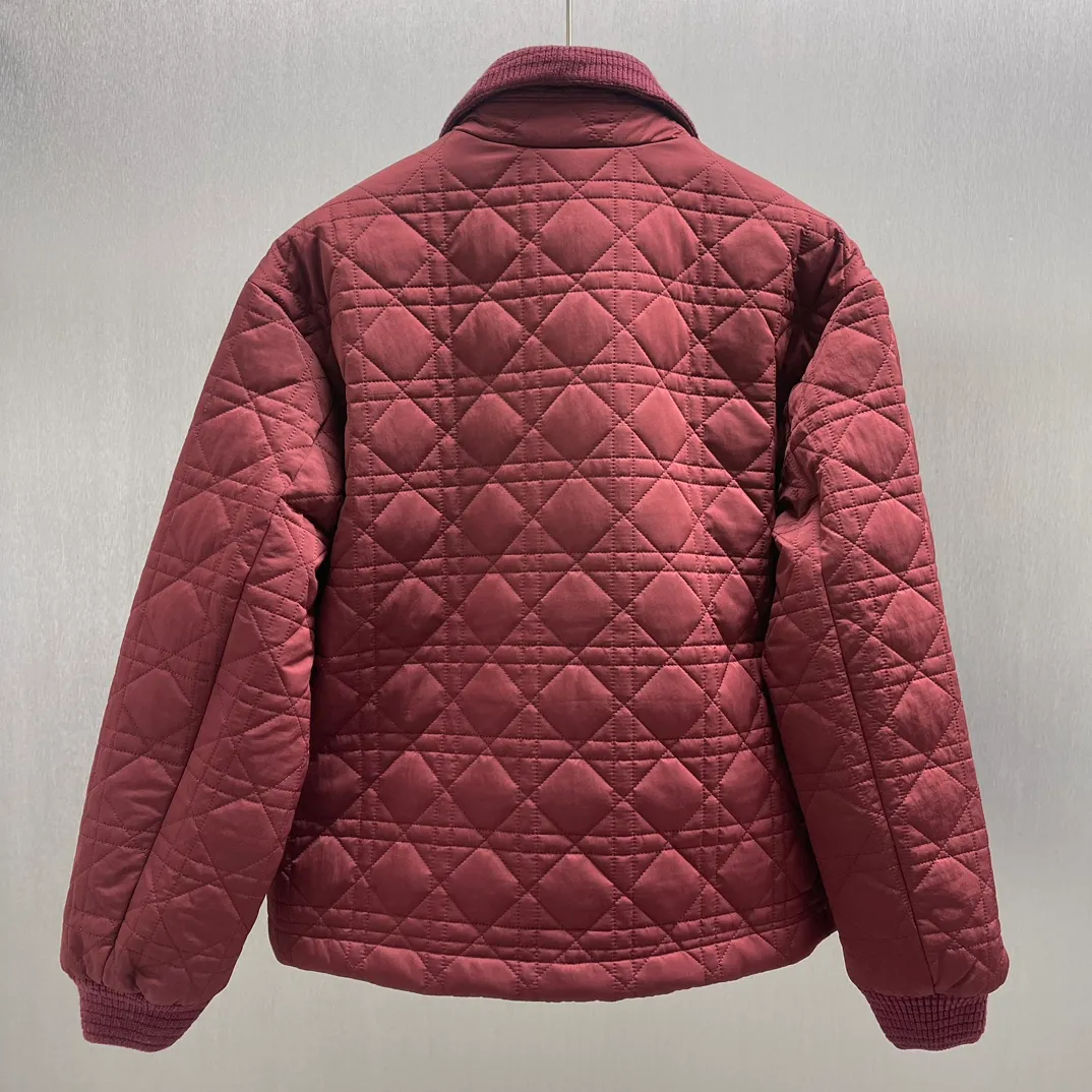 🅿️760 🧧CD Cannage Burgundy Jacket SIZE: S-XL This cannage jacket reinterprets Dior’s classic pattern. Crafted from burgundy technical fabric, it features an all-over quilted cannage pattern, a ribbed collar and cuffs, and untucked stash pockets. Wear it with jeans or tailored trousers.