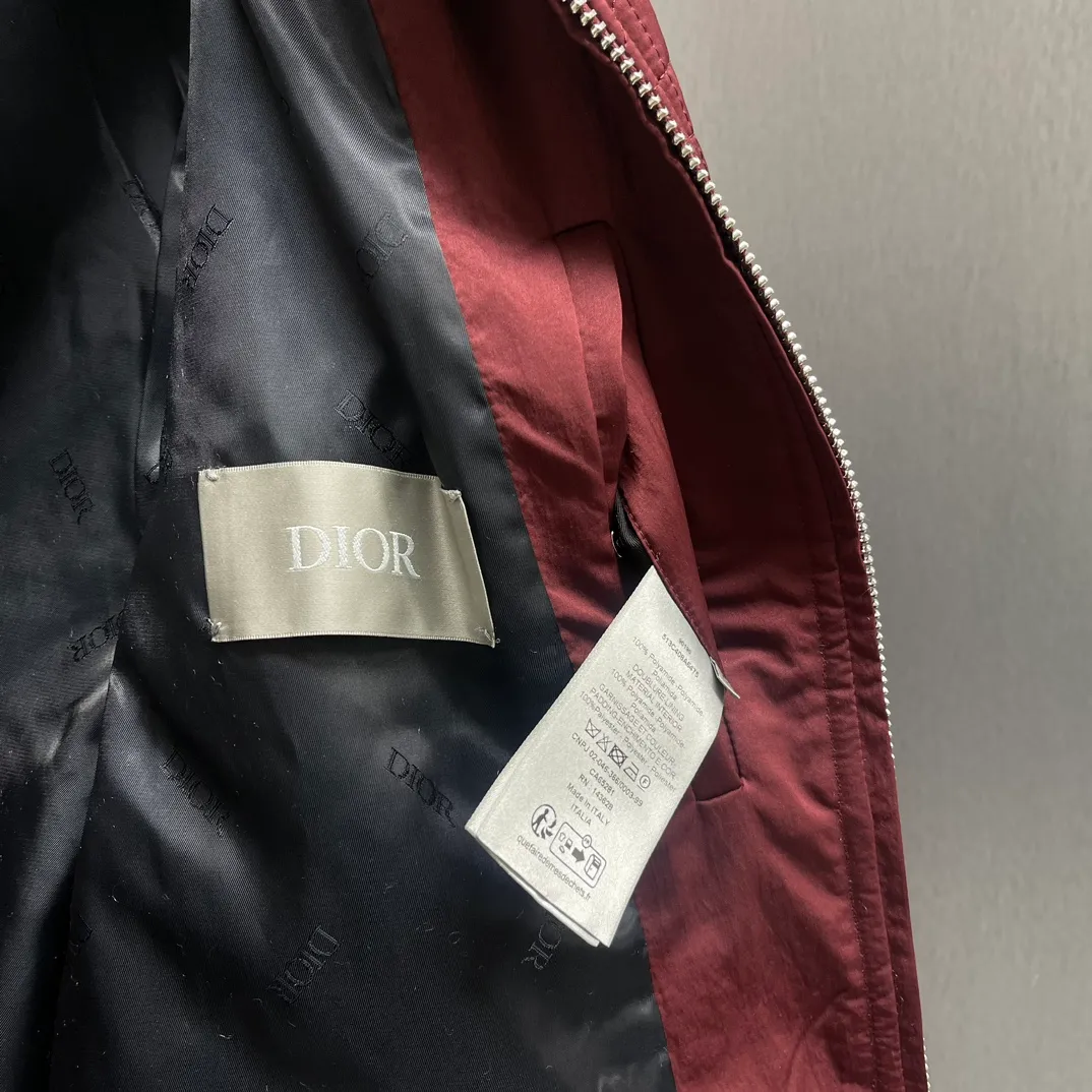 🅿️760 🧧CD Cannage Burgundy Jacket SIZE: S-XL This cannage jacket reinterprets Dior’s classic pattern. Crafted from burgundy technical fabric, it features an all-over quilted cannage pattern, a ribbed collar and cuffs, and untucked stash pockets. Wear it with jeans or tailored trousers.
