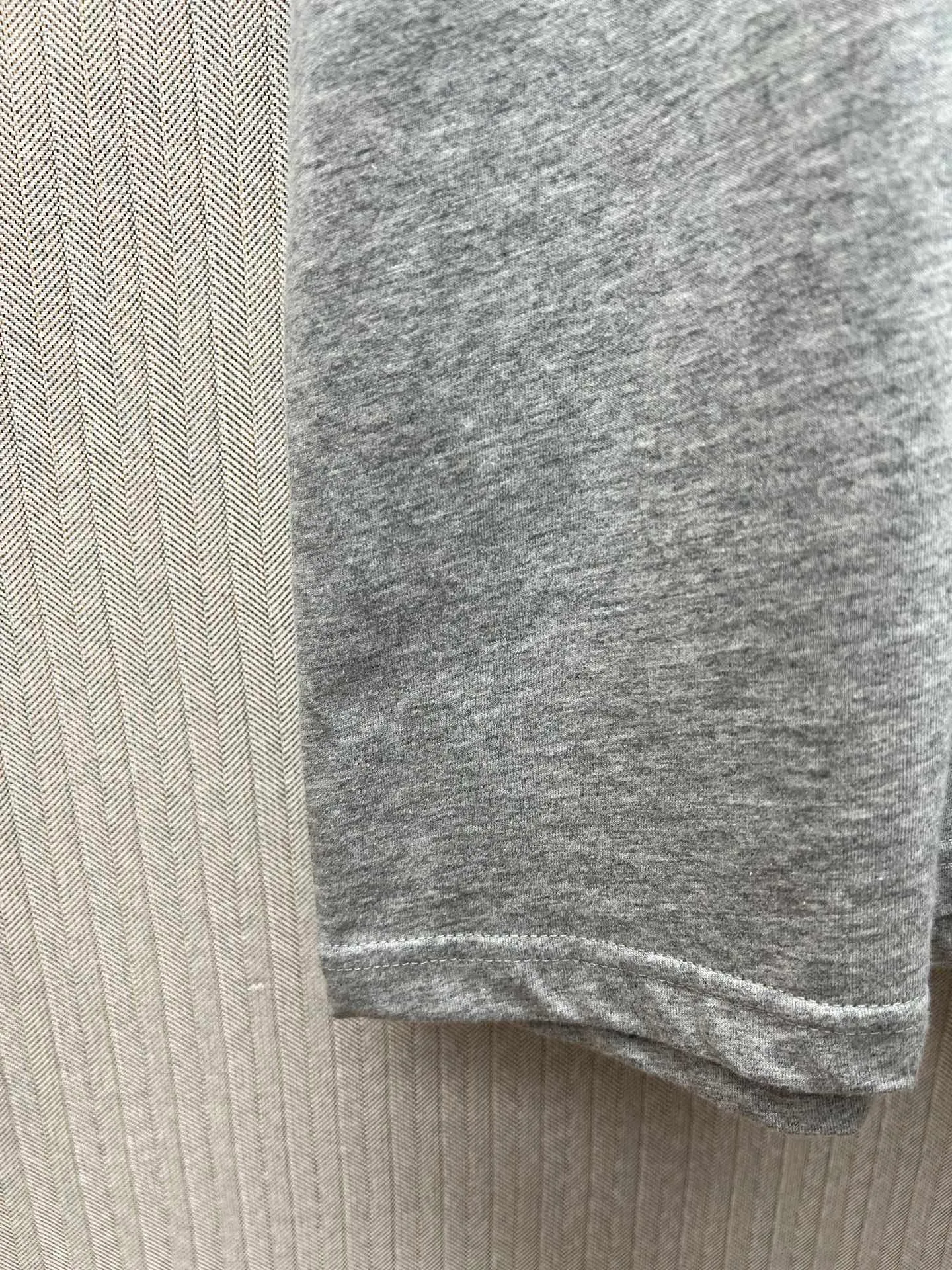🅿️240 Dior 25ss new T-shirt is a new product of the 2025 winter men's wear series. It is decorated with Dior Love embroidery inspired by Dior archives, paying tribute to Dior's heritage. Crafted from white cotton jersey with a ribbed crew neck. The regular fit pairs easily with tailored trousers and oversized jeans. Size: S.M.L.