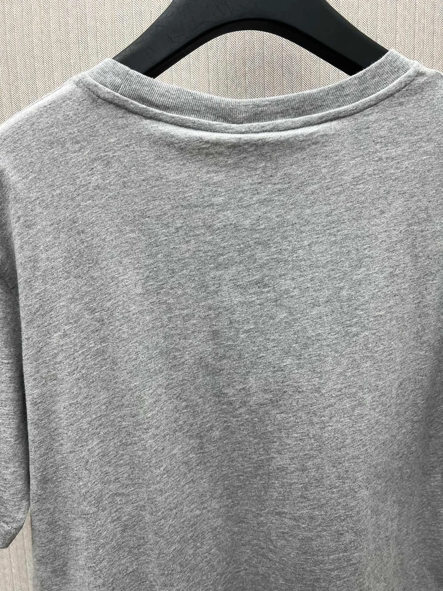 🅿️240 Dior 25ss new T-shirt is a new product of the 2025 winter men's wear series. It is decorated with Dior Love embroidery inspired by Dior archives, paying tribute to Dior's heritage. Crafted from white cotton jersey with a ribbed crew neck. The regular fit pairs easily with tailored trousers and oversized jeans. Size: S.M.L.