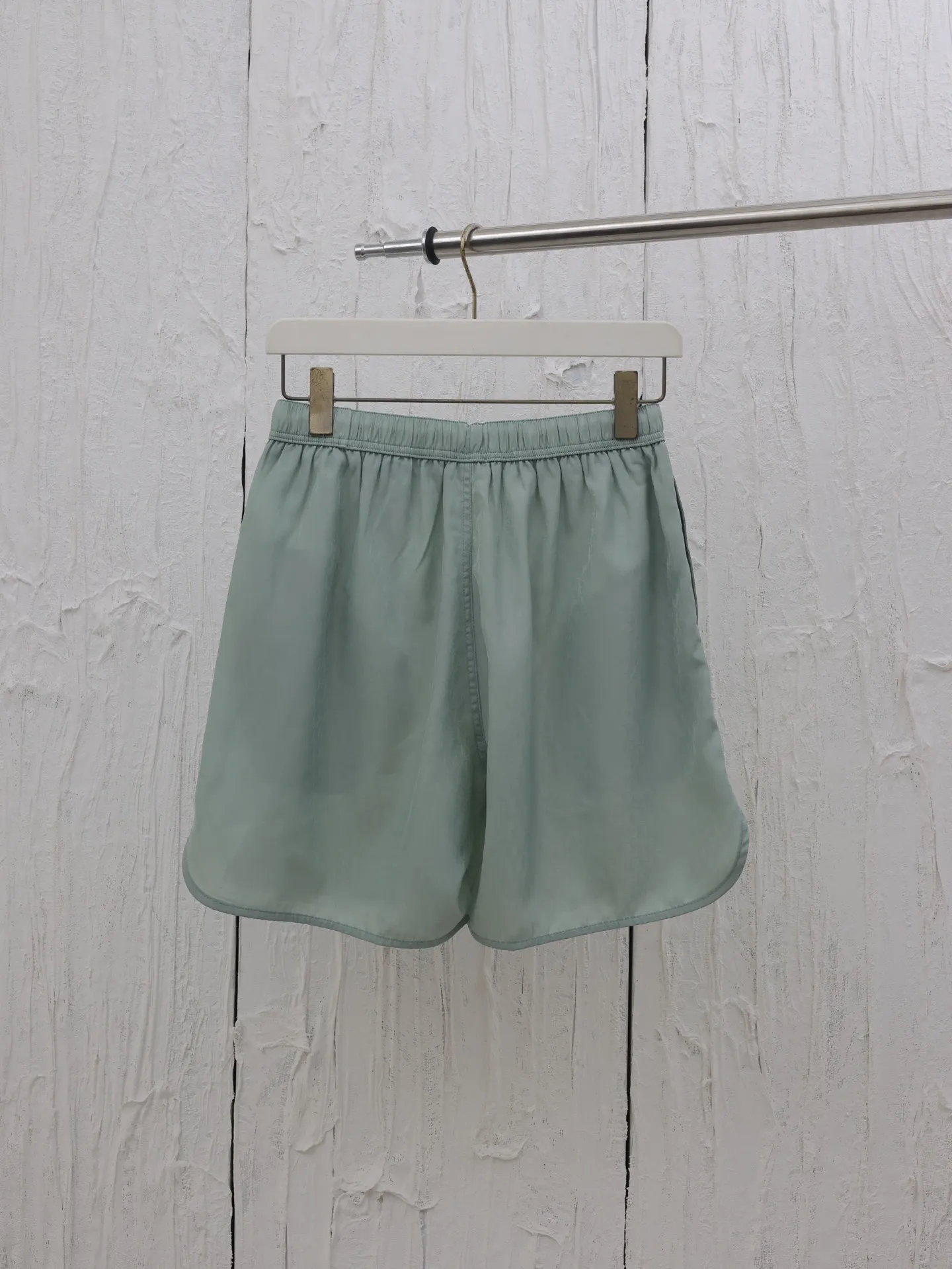 🅿️370 Dio*/Dior mulberry silk and cotton blended jacquard fabric Obliaue jacquard suit shorts This is from the 2024 beachwear limited series, highlighting the classic Oblique print. Carefully crafted from mulberry silk and cotton blended jacquard fabrics, it features a rounded hem design for a casual style. Wear with the matching pieces for a sophisticated summer look.  Size：S/M/L/XL
