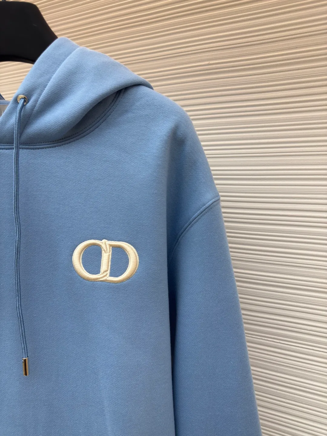 DIOR logo embroidered long-sleeved hoodie ●Authentic product: purchased and developed by 4054 ●Item number: 1680346-A85 ●Fabric: pure cotton fabric ●Technology: embroidery production ●Version: loose fit ●Weight: about 750 grams ●Size: S-M-L-XL ●Description: Made of customized cotton fabric, with classic high-density logo embroidery on the chest and velvet design on the inside. It can be matched with bottoms of the same season to create a fashionable look. It can be worn inside or outside to suit various occasions. Customized accessories, complete with three labels, same style for men and women!