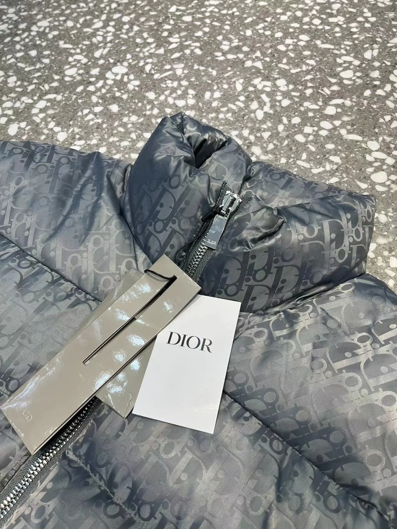 🅿️780 packaged goose down. This color matching does not include duck down. The popular model uses high-quality fabrics to show dazzling and always maintains a high-end and gorgeous design line. The workmanship is fine, symbolizing the highest spirit of French fashion culture. 🔥Counter version⚠️The highest version on the market, super good quality. Original hardware customization, jacquard craft fabric, goose down filling. Color: black, navy blue, sky blue, gray, silver gray, code number: 44 46 48 50 52