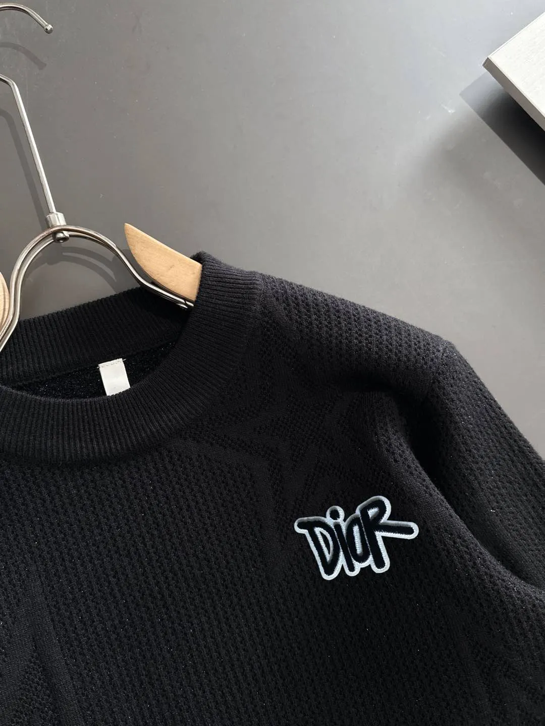 🅿️380 next day shipping Dior 2025 official website latest round neck sweater for autumn and winter, popular models are on sale at the same time at the counter! Specially made of wool blended fabric. It feels comfortable and can be directly in contact with the skin. The logo badge is exquisitely embroidered, which is extremely eye-catching! The details highlight the fashionable charm of big brands. Exquisite workmanship. Three-dimensional cutting style. The wearing effect is invincible and handsome! All three standards are complete! Size: M-3XL