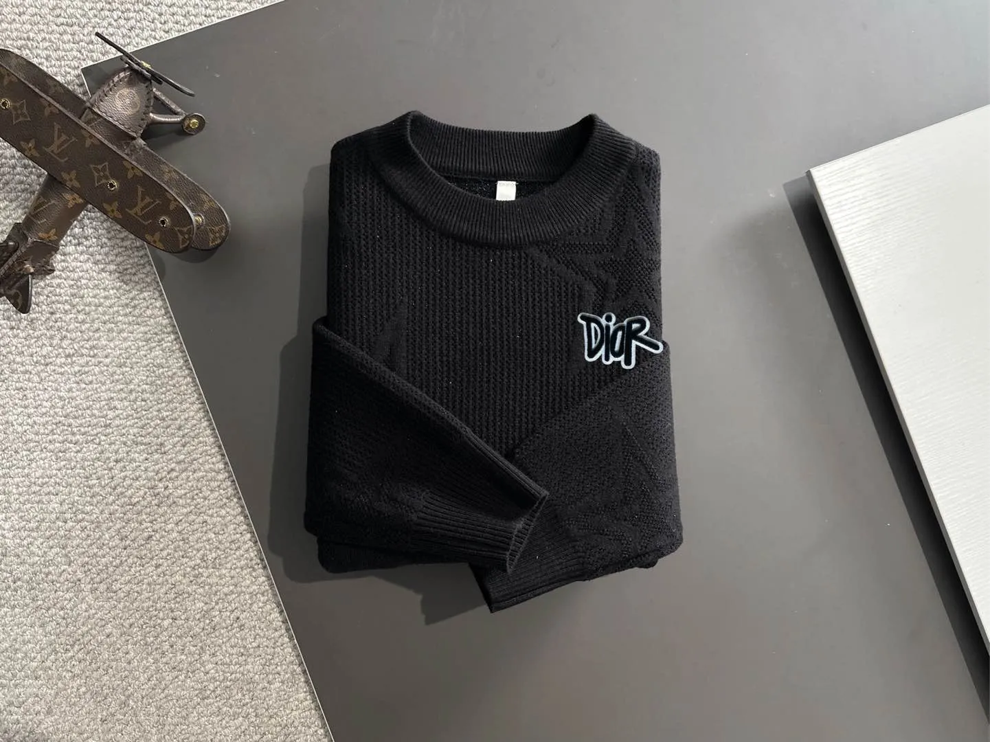 🅿️380 next day shipping Dior 2025 official website latest round neck sweater for autumn and winter, popular models are on sale at the same time at the counter! Specially made of wool blended fabric. It feels comfortable and can be directly in contact with the skin. The logo badge is exquisitely embroidered, which is extremely eye-catching! The details highlight the fashionable charm of big brands. Exquisite workmanship. Three-dimensional cutting style. The wearing effect is invincible and handsome! All three standards are complete! Size: M-3XL