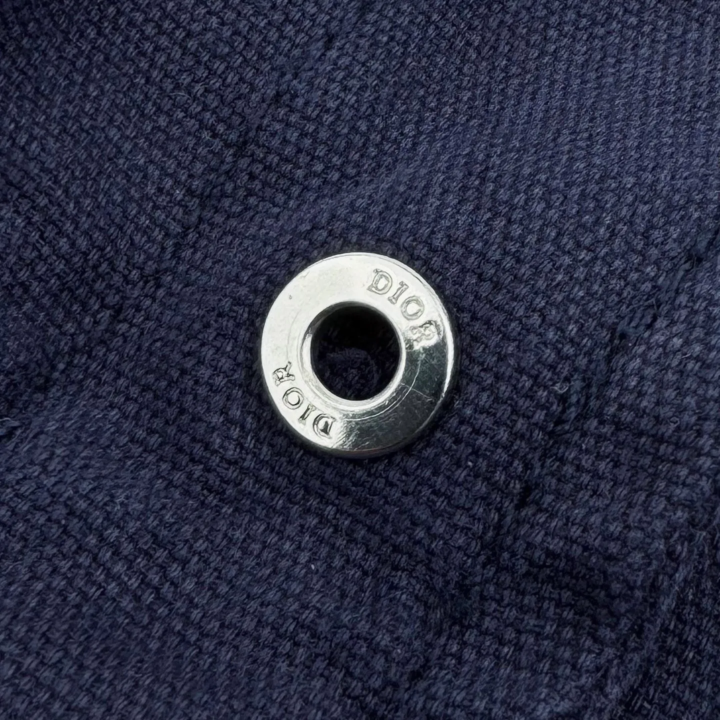 🅿️530 [Exclusive supply] CD x LH Hamilton co-branded embroidered zipper hooded jacket. The original purchase was 21,000 and developed. The fabric is made of custom-dyed gray-blue ancient densely woven thick cotton. It has excellent texture and is comfortable and close to the skin. The gray-blue realm uses color temperature to reconstruct the aesthetics of speed. From the DIOR AND LEWISHAMILTON co-branded series. The co-branded password is hidden in the same color embroidery on the chest. It forms a micro echo with the background color of the coat to create visual tension. The hooded design conveys a low-key but not-to-be-ignored sense of high-end. Let the text become a flowing brand badge. Distinguished co-branding. Shows luxury. Uses imported machine embroidery technology. Uses advanced computer control system and precision mechanical components to realize Dior co-branded embroidery work. High precision. Smooth and delicate lines, ergonomic three-dimensional cutting. Return to traditional craft techniques through segmentation, folding, shrinking and stretching. The so-called slow work produces fine work, which is respect for materials. The pursuit of feel. Complex and tedious workmanship. Slow aging and high loss, the electrolytic deep blue + stone mill fermentation washing process prioritizes the use of electrochemical reactions to change the color of the fabric, then mixes the fabric with abrasives through a grinder, and uses hot water for cleaning to achieve a specific washing effect. Size:46-48-50-52