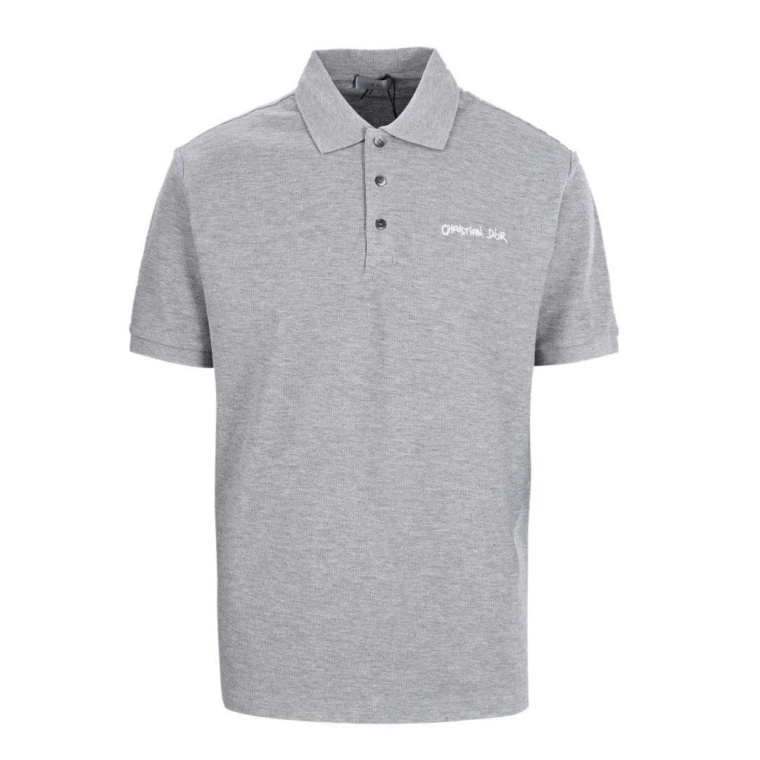🅿️350 (Higher version) DIOR Dior CD four-color cursive embroidered letters short-sleeved POLO shirt. Original custom-made 200g cotton vermilion fabric, thread dyed to match the original. The imported machine embroidery process makes the letter logo show a delicate and exquisite effect, enhancing the decorative effect. Use an embroidery machine to embroider the designed letter logo onto the patch. Upright and stylish upper body Color: black, white, navy blue, floral gray Size: S-L