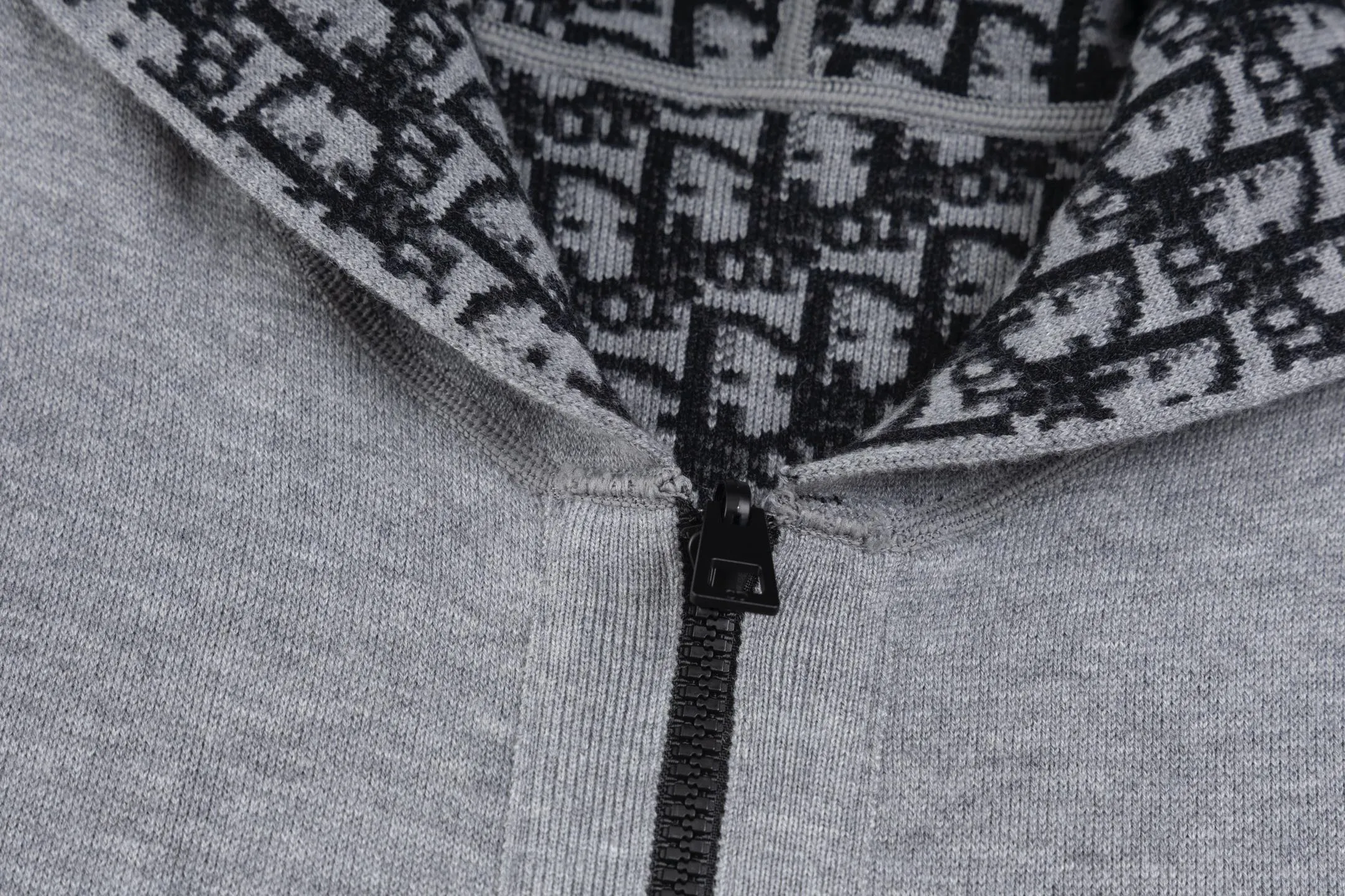 🅿️560 [Exclusive supply] CD 25FW presbyopic double-sided cashmere knitted jacket. The original version was purchased for 31,000 and developed. The fabric is carefully made of high-quality cashmere blended knitted fabric to ensure a soft and comfortable wearing experience. Made with exquisite craftsmanship in Italy, the double-sided design is very ingenious: one side is simple gray, the other side is decorated with the brand's iconic Oblique print, and the back is embellished with the Cistian strip pattern, making it possible to wear one piece of clothing multiple times. Featuring a zipper closure at the front and a ribbed hem and cuffs, it's a refined detail. The hooded style adds a casual feel, while the unlined design maintains a lightweight feel. The reversible feature allows the item to be perfectly paired with a variety of looks, showing a variety of styles. Mild dry cleaning is recommended to keep the fabric in top condition. The overall design combines practicality and design, perfectly interpreting exquisite craftsmanship and fashion aesthetics. Size:S/M/L/XL/XXL