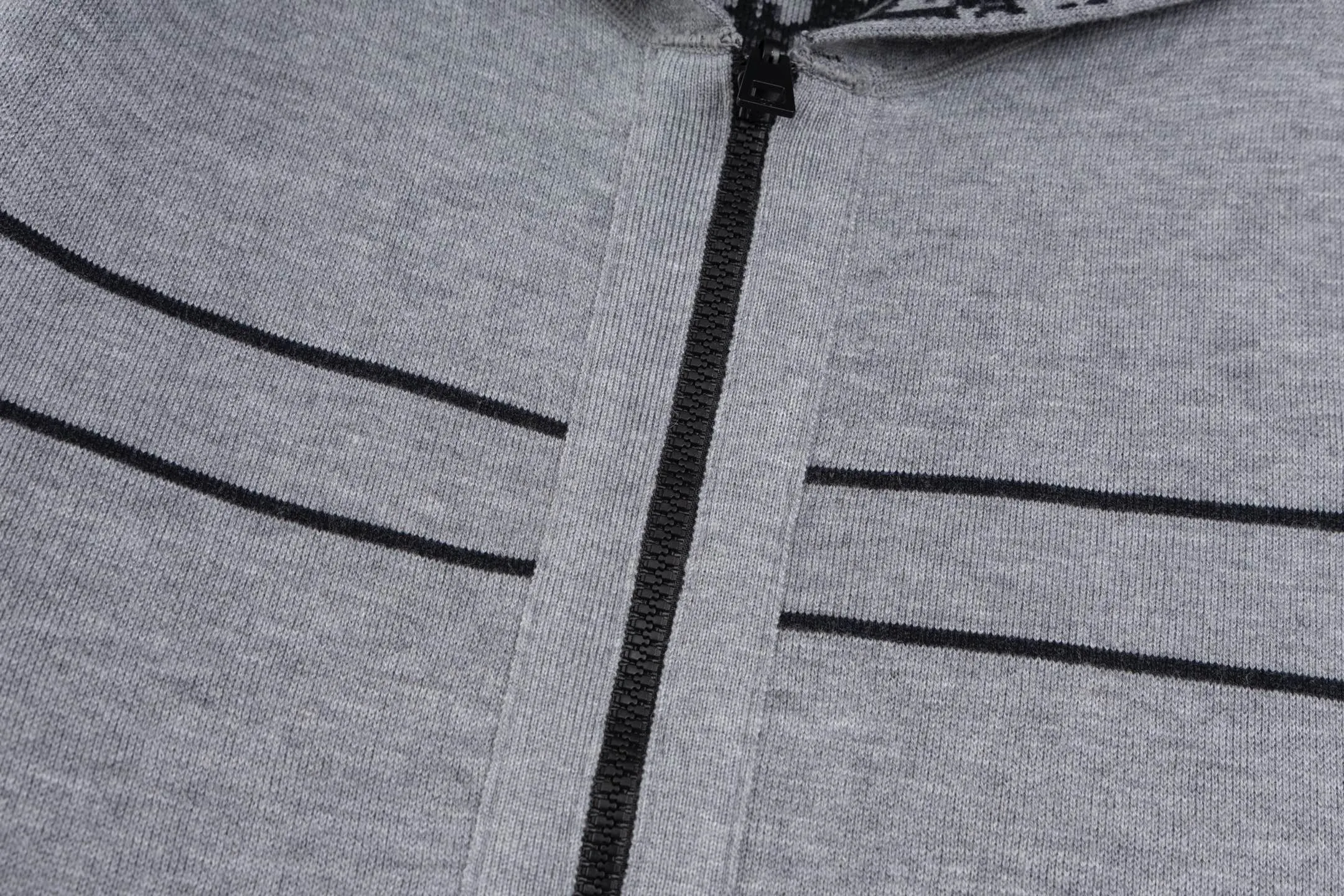 🅿️560 [Exclusive supply] CD 25FW presbyopic double-sided cashmere knitted jacket. The original version was purchased for 31,000 and developed. The fabric is carefully made of high-quality cashmere blended knitted fabric to ensure a soft and comfortable wearing experience. Made with exquisite craftsmanship in Italy, the double-sided design is very ingenious: one side is simple gray, the other side is decorated with the brand's iconic Oblique print, and the back is embellished with the Cistian strip pattern, making it possible to wear one piece of clothing multiple times. Featuring a zipper closure at the front and a ribbed hem and cuffs, it's a refined detail. The hooded style adds a casual feel, while the unlined design maintains a lightweight feel. The reversible feature allows the item to be perfectly paired with a variety of looks, showing a variety of styles. Mild dry cleaning is recommended to keep the fabric in top condition. The overall design combines practicality and design, perfectly interpreting exquisite craftsmanship and fashion aesthetics. Size:S/M/L/XL/XXL