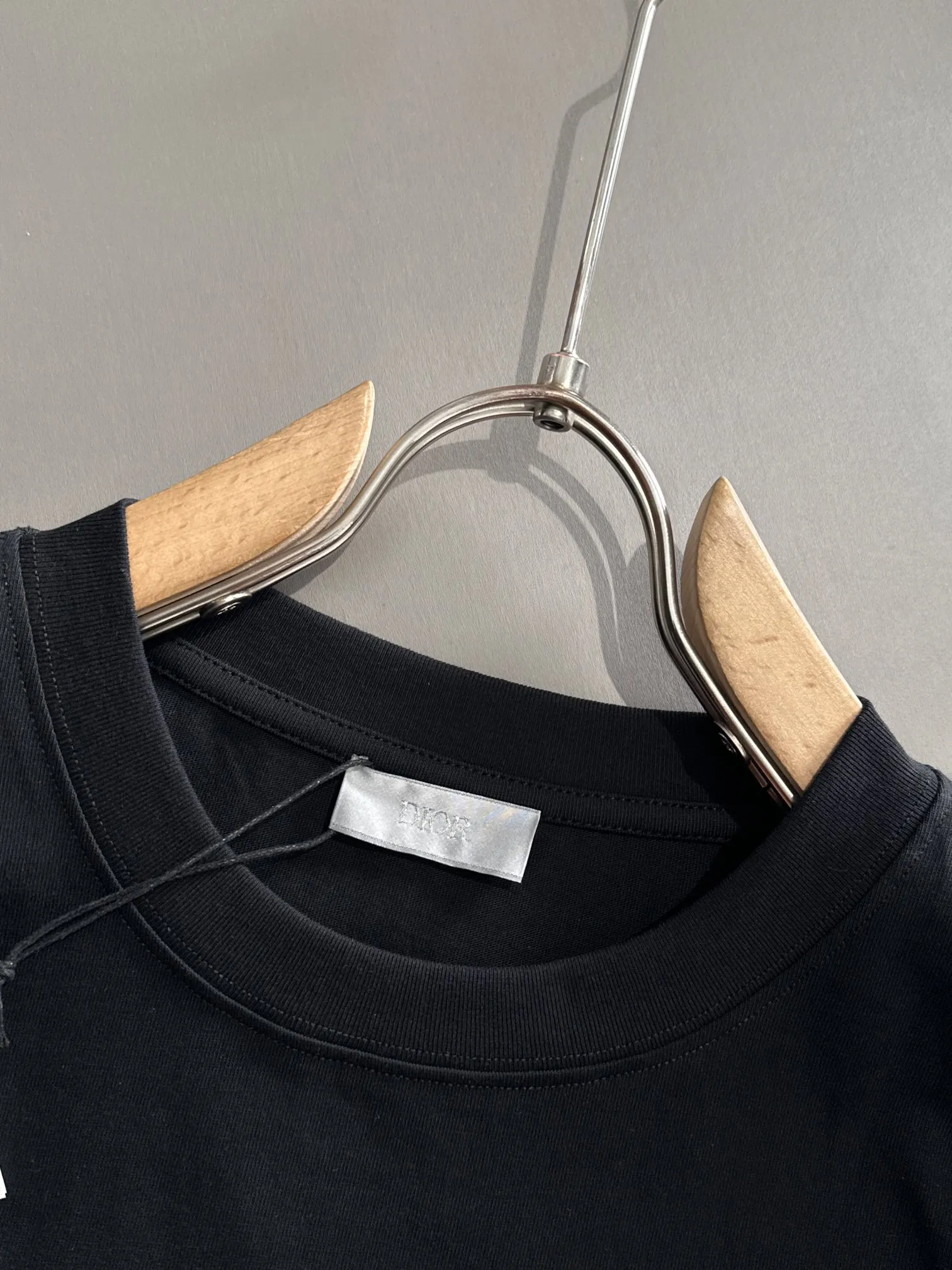 🅿️170 (arrives the next day) Dior 2025 new style patch embroidered letter logo, flocked foam stripes on the back, same style for men and women, short-sleeved T-shirt ·Customized 260g 100% double yarn pure cotton fabric ·Custom dyed 32 counts double thread ·Collar label, hangtag, main mark and three labels complete Color: black Size: XS S M L