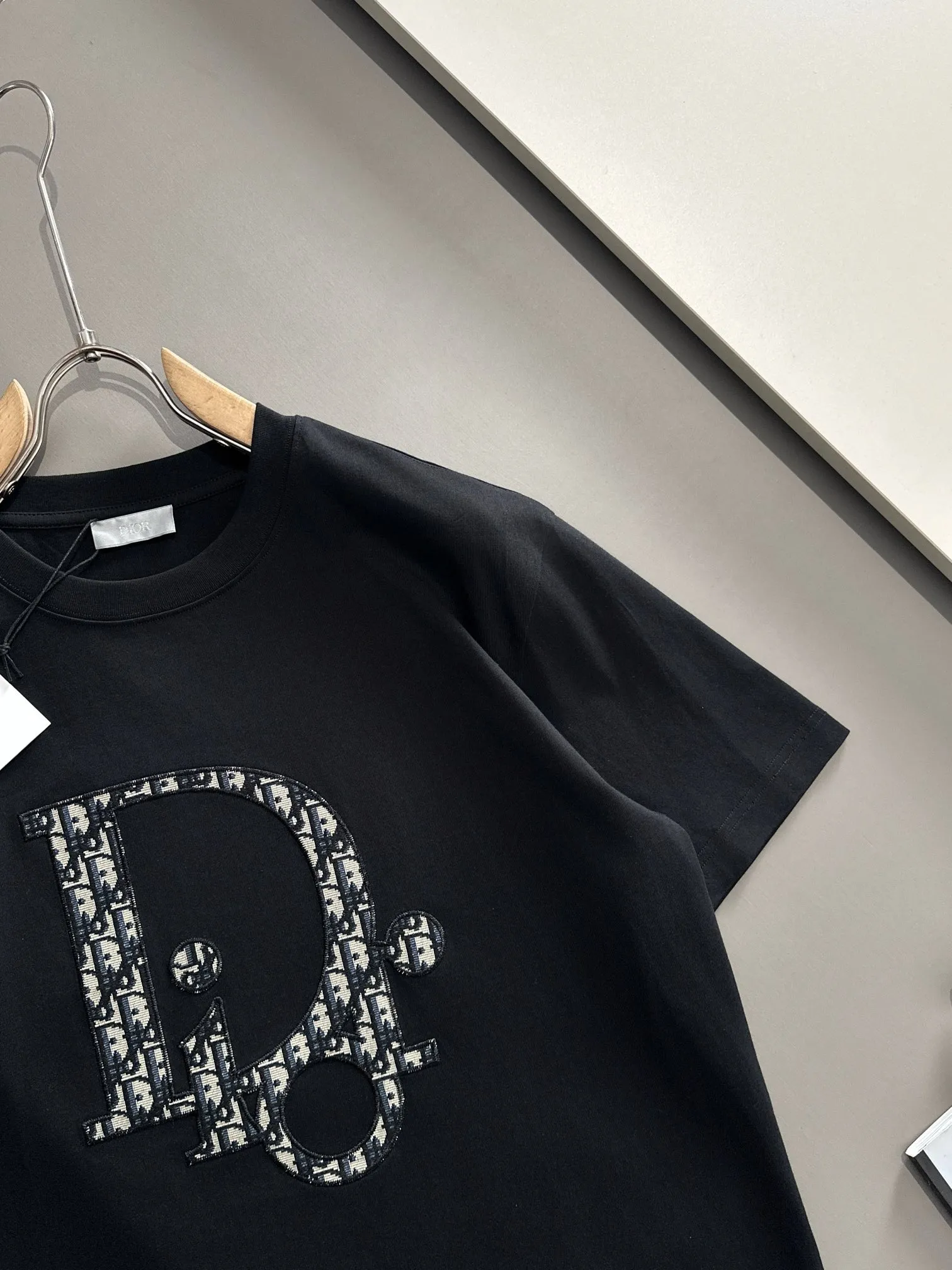 🅿️170 (arrives the next day) Dior 2025 new style patch embroidered letter logo, flocked foam stripes on the back, same style for men and women, short-sleeved T-shirt ·Customized 260g 100% double yarn pure cotton fabric ·Custom dyed 32 counts double thread ·Collar label, hangtag, main mark and three labels complete Color: black Size: XS S M L