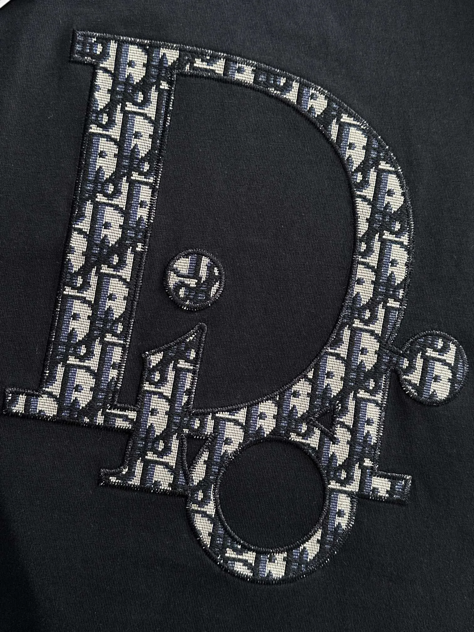 🅿️170 (arrives the next day) Dior 2025 new style patch embroidered letter logo, flocked foam stripes on the back, same style for men and women, short-sleeved T-shirt ·Customized 260g 100% double yarn pure cotton fabric ·Custom dyed 32 counts double thread ·Collar label, hangtag, main mark and three labels complete Color: black Size: XS S M L
