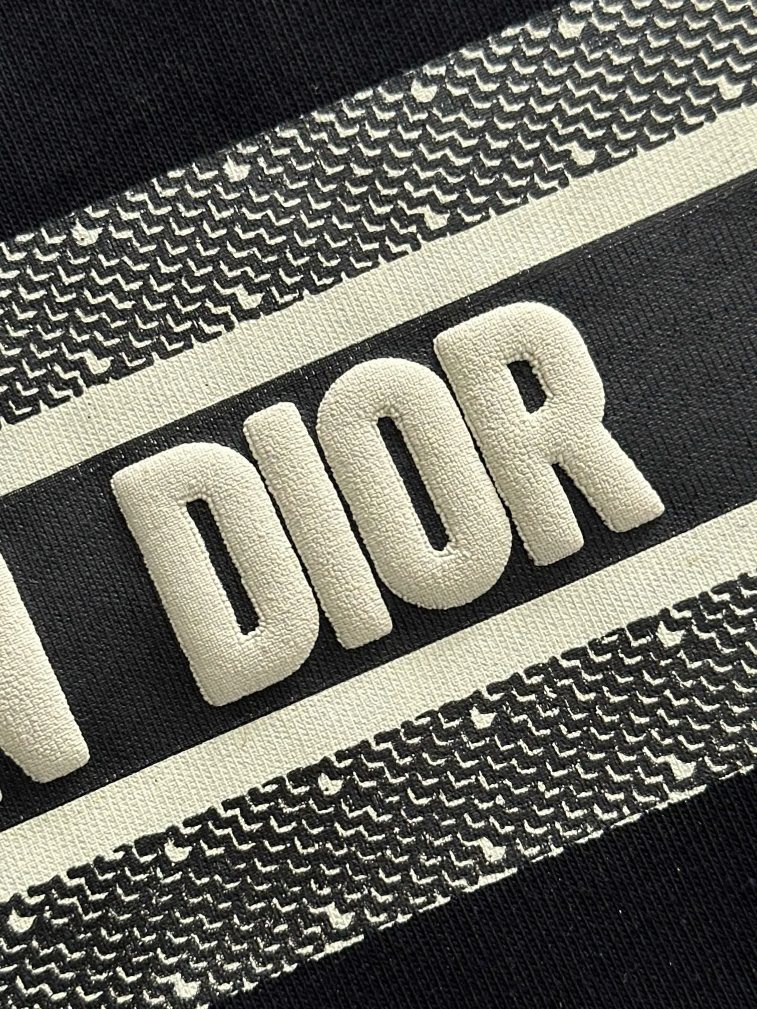 🅿️170 (arrives the next day) Dior 2025 new style patch embroidered letter logo, flocked foam stripes on the back, same style for men and women, short-sleeved T-shirt ·Customized 260g 100% double yarn pure cotton fabric ·Custom dyed 32 counts double thread ·Collar label, hangtag, main mark and three labels complete Color: black Size: XS S M L