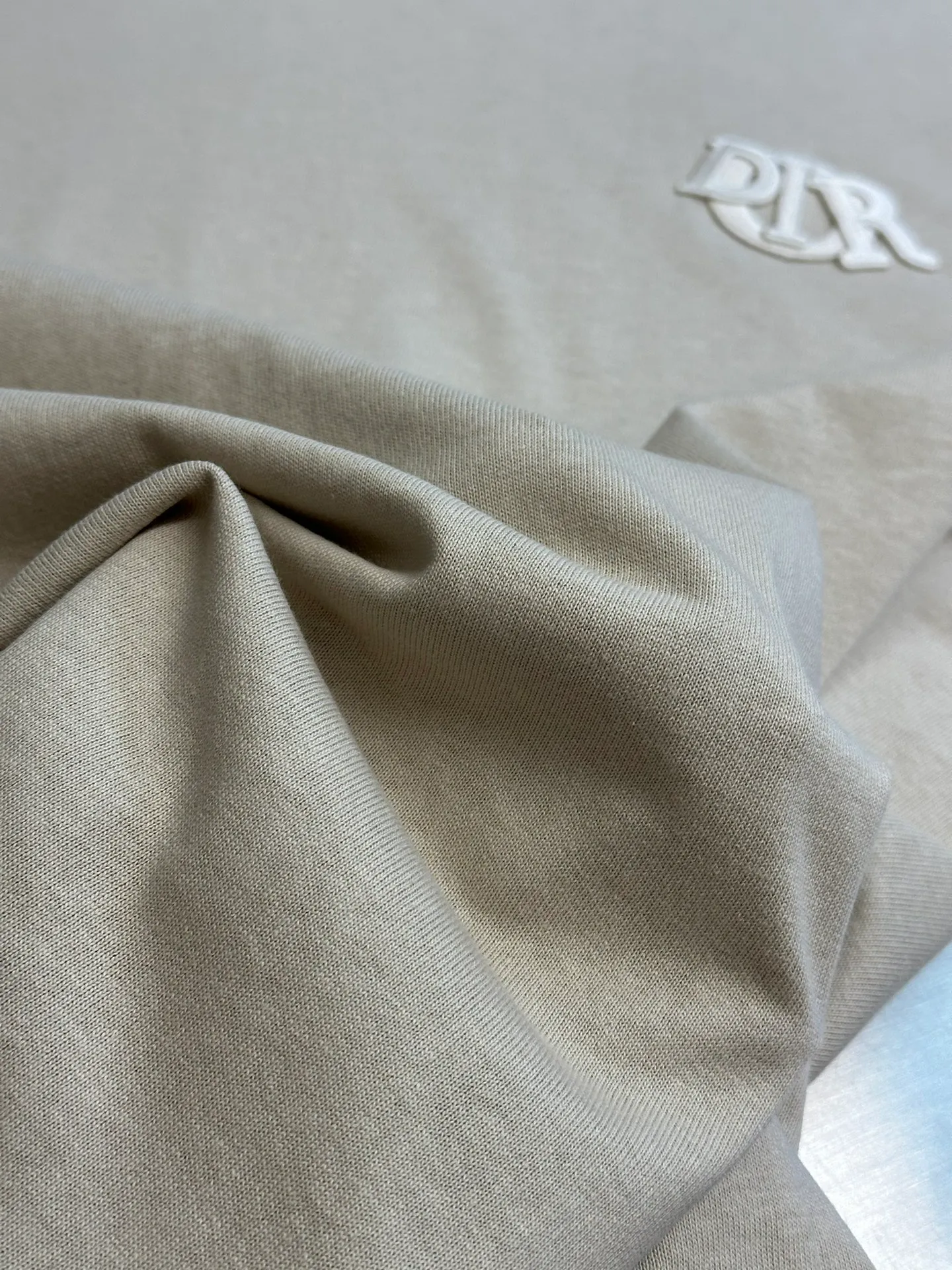 🅿️260 Dior patch letter short sleeves are made of pure cotton 12S fine cotton plain weave, weight 230g. The front is decorated with contrasting logo patches and small embroidered stamps, forming a decorative and iconic embroidery product. The logo is made of imported custom-made embroidery thread, which is dyed with lustrous mercerized embroidery thread, giving it a uniform and glossy finish. The exquisite embroidery machine combines complex embroidery needlework and fine detail processing to create a three-dimensional micro-relief embroidery effect; it is also highly durable and wear-resistant.  The standard round neck and short-sleeved version has a rounded arc neckline, which is suitable for various face shapes and body shapes; the sleeve length is moderate and ends just above the elbow, showing a smart and neat image. The slim fit can show off the wearer's body curves without sacrificing comfort. The collar, cuffs, hem and other parts are all sewn with fine double-needle stitching.  size：xs s m l