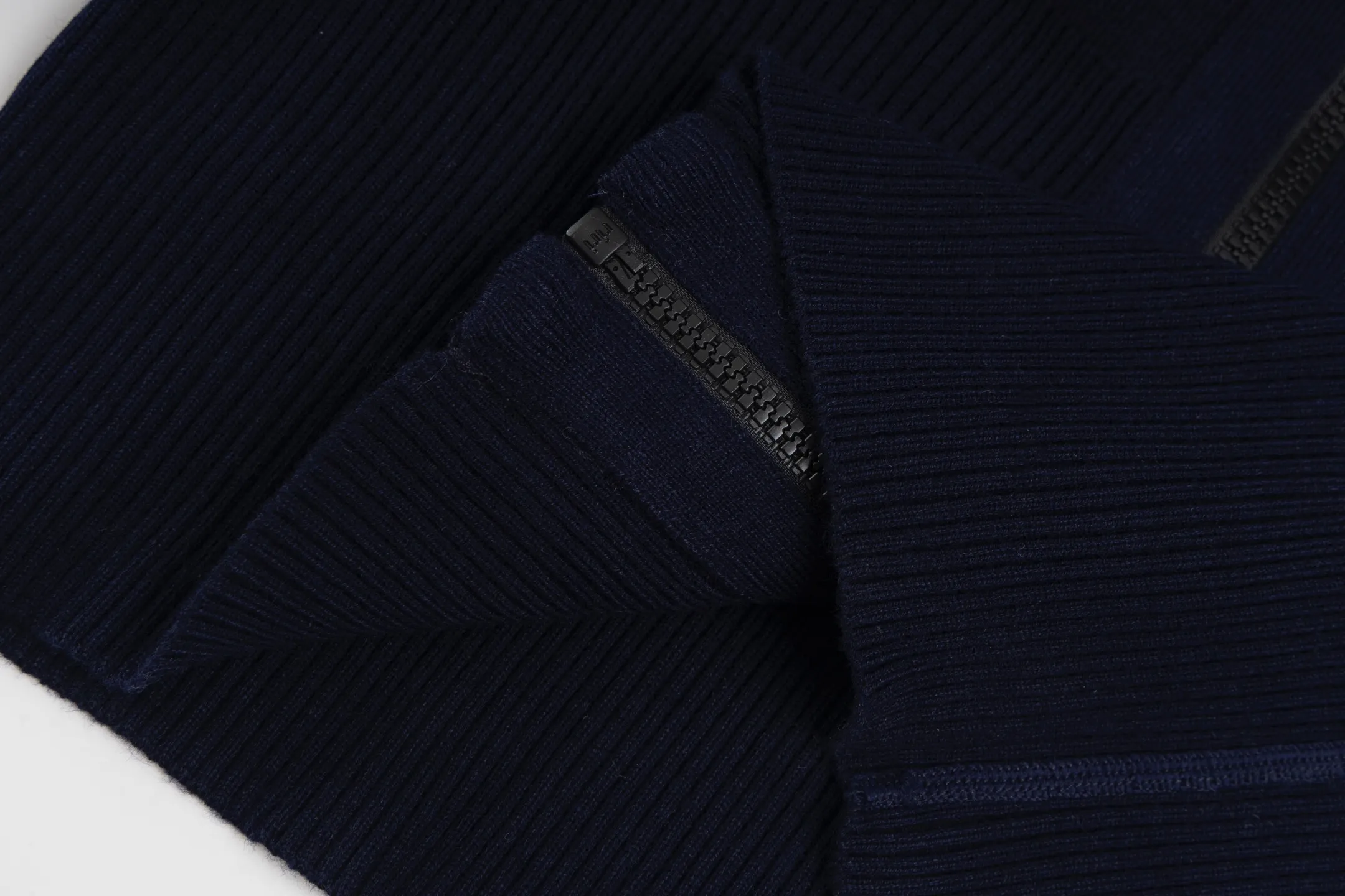 🅿️530 CD 25FW presbyopic double-sided military collar zipper knitted jacket (navy blue). The original purchase was 32,000 and developed. The fabric is carefully made of high-quality cashmere blended knitted fabric. This DIOR cardigan reinterprets the brand's classic logo in an innovative way. The double-sided design brings two wearing styles: one side is simple and pure gray, and the other side shows the iconic Oblique print pattern. The short slim fit and front zipper closure make it easy to wear on a daily basis. The details are ribbed on the collar, cuffs and hem to ensure comfort and maintain the silhouette. The medium-thick knit gives the garment just the right amount of warmth and drape. The lining-free design maintains the overall lightness. Professional dry cleaning is recommended. This cardigan can be layered with Oblique printed items from the same series to easily create a layered and exquisite look, perfectly demonstrating DIOR's ultimate pursuit of materials and craftsmanship. Size:S/M/L