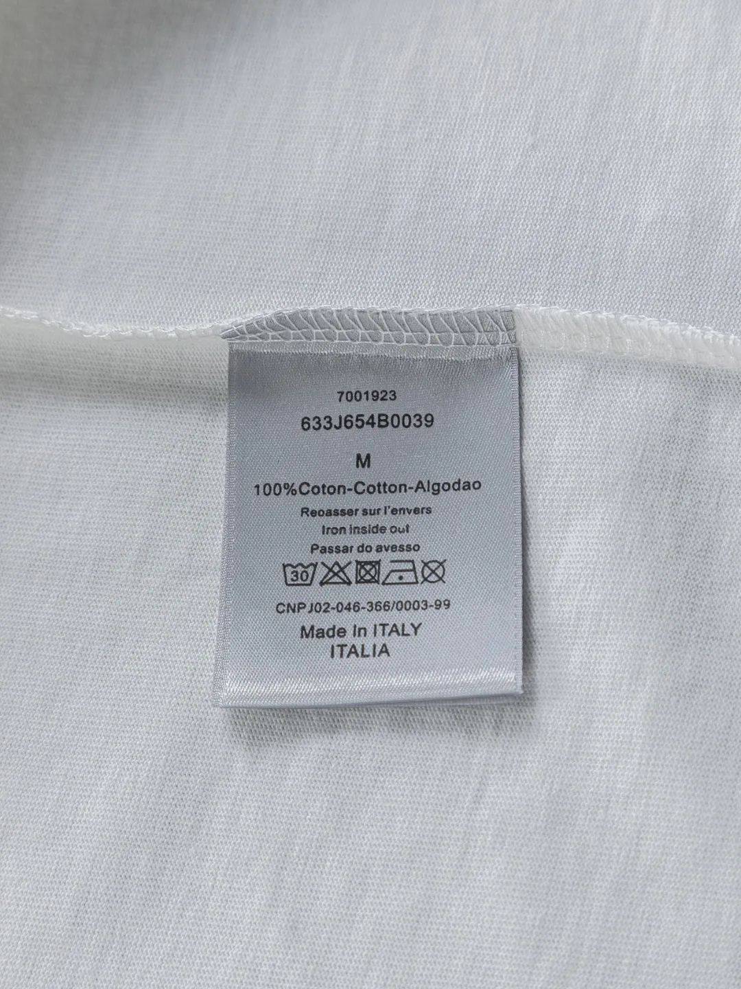 🅿️200 DIOR Dior Dior CD micro wide version S-XL Dior 26ss official website is always unbeatable classic style permanent boutique counter timeless classic style simple letter logo on chest🪡 embroidery + velvet simple letter logo on back🪡 embroidered logo heavy craftsmanship same style for men and women short-sleeved T-shirt, cotton blended terry jersey fabric, original development This is from the 2025 beachwear limited series. The full-logo jacquard towel highlights the classic Obliave flower. It is matched with an S-shaped round neck and topstitching. It is unique. The whole body is decorated with obliqve jacquard. The ribbed round neck is matched with V-shaped topstitching. Customized accessories. The whole body is customized and developed according to the Y-panel... Complete with three standards, it can control various styles and pay tribute to Dior's historic year! Coupled with the blessing of full-flower cotton material, both the upper body comfort and the existence are unparalleled. It can be said to be a must-have companion in summer. The excellent breathability and comfortable wearing feeling are unparalleled~ Recommended! ! Same style for men and women! Color: Black White Size: S-XL Size chart: S: Shoulder width 50-Bust 56-Length 70 M: Shoulder width 52-Bust 57-Length 72 L: Shoulder width 54-Bust 59-Length 74 XL: Shoulder width 56-Bust 62-Length 76