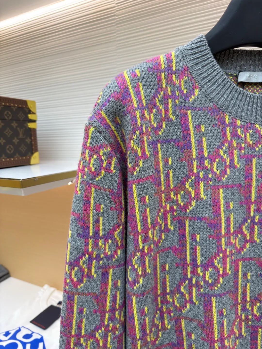 Dior old flower all-over jacquard knitted sweater ●Original version: 14000 purchased and developed ●Item number: 1682052-B00 ●Fabric: wool blended fabric ●Technology: knitted jacquard production ●Version: fitted version ●Weight: about 745 grams ●Size: S-M-L-XL ●Description: It is made of 55 wool blended material, 55% wool and 45% cotton. The weaving method is 10-count medium-thick and fine-grain. It is woven on an imported wool loom. The clothes are washed in general. The washing water can effectively remove the odor of the clothes, while also increasing the feel of the clothes and fixing the shape of the clothes. This knitwear reinterprets Dior's classic Oblique print. Crafted from sheep wool jacquard with ribbed details for a classic silhouette. Can be paired with a variety of outfits to show off your personality. The overall wiring is straight and delicate, the fabric is comfortable and soft, and the color is consistent without color difference. It can be matched with the same style to create a fashionable look and control various occasions. Customized accessories, complete with three standards, same style for men and women!