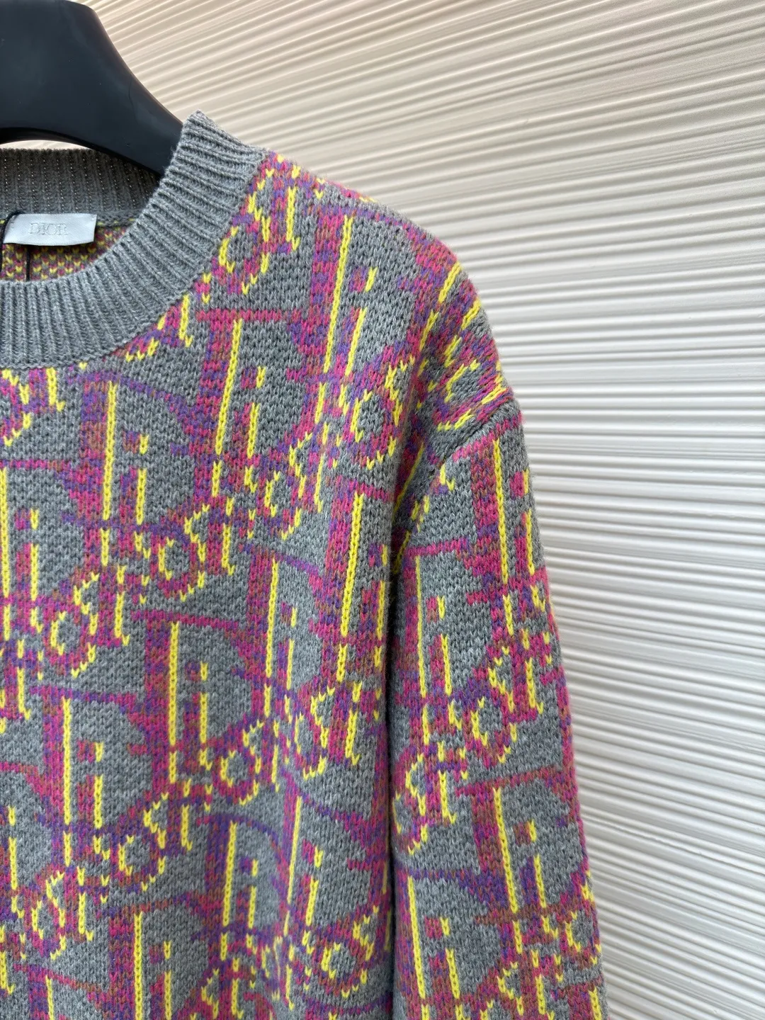 Dior old flower all-over jacquard knitted sweater ●Original version: 14000 purchased and developed ●Item number: 1682052-B00 ●Fabric: wool blended fabric ●Technology: knitted jacquard production ●Version: fitted version ●Weight: about 745 grams ●Size: S-M-L-XL ●Description: It is made of 55 wool blended material, 55% wool and 45% cotton. The weaving method is 10-count medium-thick and fine-grain. It is woven on an imported wool loom. The clothes are washed in general. The washing water can effectively remove the odor of the clothes, while also increasing the feel of the clothes and fixing the shape of the clothes. This knitwear reinterprets Dior's classic Oblique print. Crafted from sheep wool jacquard with ribbed details for a classic silhouette. Can be paired with a variety of outfits to show off your personality. The overall wiring is straight and delicate, the fabric is comfortable and soft, and the color is consistent without color difference. It can be matched with the same style to create a fashionable look and control various occasions. Customized accessories, complete with three standards, same style for men and women!