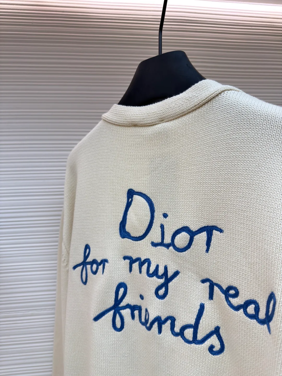 DIOR friend embroidered cotton blend button cardigan ●Original version: Purchased and developed for 17500 ●Item number: 1681104-B40 ●Fabric: nylon fabric ●Technology: embroidery production ●Version: Loose fit ●Weight: about 805 grams ●Size: S-M-L-XL ●Description: Made of 40-count cotton yarn and 62% cotton. It is mixed with 38% polyester. The two types of wool are mixed and woven to effectively make the upper body more three-dimensional. The embroidery uses wool yarn high-density embroidery technology, and the front numbers are all embroidered with the joint series LOGO. The number of stitches is about 12,000. The buttons are made of natural horn buttons with the brand's logo on them. This cardigan displays the Dior For My Real Friends logo from the DIOR AND HYLTON NEL collaboration. Crafted from white cotton-blend jersey with embroidery on the front and back, button fastening and ribbed trims. It can add style to any look. The overall wiring is straight and delicate, the fabric is comfortable and soft, and the color is consistent without color difference. It can be matched with the same style to create a fashionable look and control various occasions. Customized accessories, complete with three standards, same style for men and women!