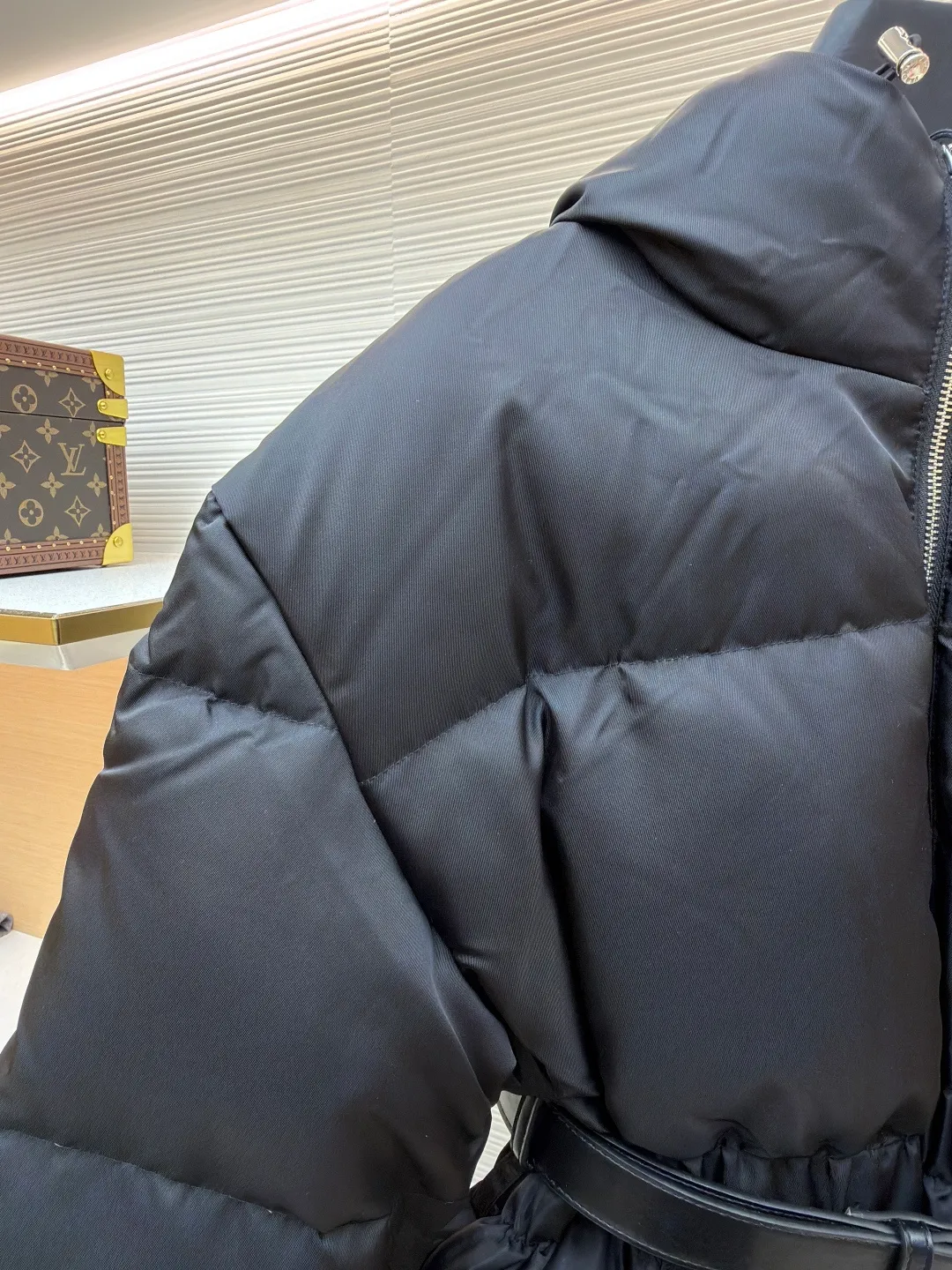 Prada Nylon Recycled Belt Down Jacket [Women's Clothing] ●Original version: Purchased and developed by 14877 ●Item number: 1681479-E20 ●Material: white duck down fabric ●Technology: mechanical down filling ●Color: black ●Type: fitted version ●Weight: about 1085 grams ●Size: 36-38-40 ●Description: The magic touch of this Prada down jacket is the leather belt with superior texture! Not only can it easily create a stunning "ant waist", but it can also be freely adjusted to make you look slimmer and taller in one step. Wearing a down jacket in winter is no longer afraid of turning into a dumpling, but it is exquisite down to the details️! The fabric still uses Prada's signature Re-Nylon regenerated nylon, which is environmentally friendly and high-end. It is wear-resistant and windproof and has a smooth feel. The interior is filled with light down, which is warm and not heavy. The collision of leather belt and regenerated nylon combines elegance and functionality, and is full of "big brand quality" from head to toe ~ put on the belt and you will become a curvy goddess in an instant; wear it open and still look stylish. Easily style it with boots, leggings, or a dress. This winter, it’s time to be warm and beautiful! The overall wiring is straight and delicate, the fabric is comfortable and soft, and the color is consistent without color difference. It can be matched with the same style to create a fashionable look and control various occasions. Customized accessories, complete with three standards, same style for men and women!