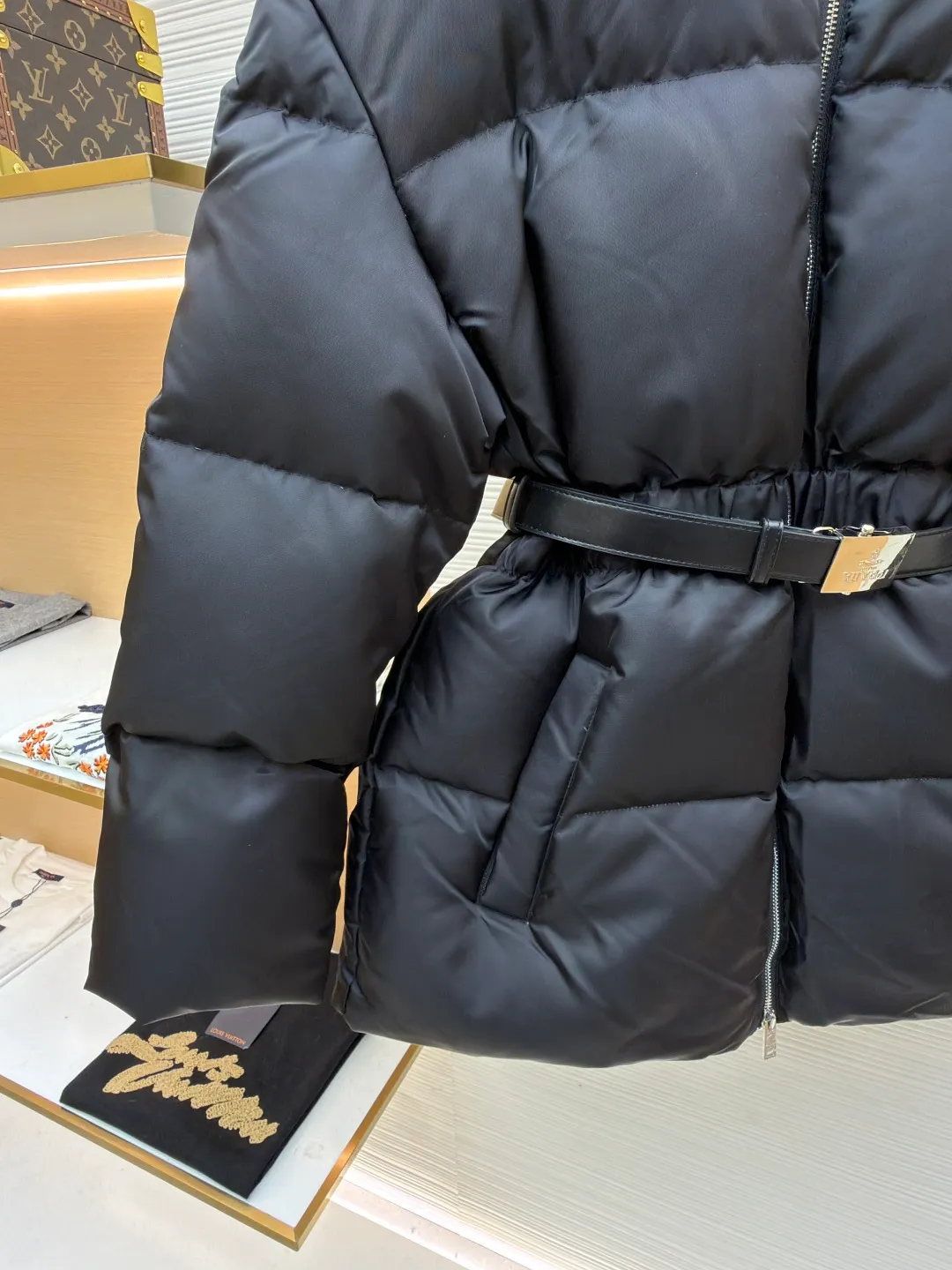 Prada Nylon Recycled Belt Down Jacket [Women's Clothing] ●Original version: Purchased and developed by 14877 ●Item number: 1681479-E20 ●Material: white duck down fabric ●Technology: mechanical down filling ●Color: black ●Type: fitted version ●Weight: about 1085 grams ●Size: 36-38-40 ●Description: The magic touch of this Prada down jacket is the leather belt with superior texture! Not only can it easily create a stunning "ant waist", but it can also be freely adjusted to make you look slimmer and taller in one step. Wearing a down jacket in winter is no longer afraid of turning into a dumpling, but it is exquisite down to the details️! The fabric still uses Prada's signature Re-Nylon regenerated nylon, which is environmentally friendly and high-end. It is wear-resistant and windproof and has a smooth feel. The interior is filled with light down, which is warm and not heavy. The collision of leather belt and regenerated nylon combines elegance and functionality, and is full of "big brand quality" from head to toe ~ put on the belt and you will become a curvy goddess in an instant; wear it open and still look stylish. Easily style it with boots, leggings, or a dress. This winter, it’s time to be warm and beautiful! The overall wiring is straight and delicate, the fabric is comfortable and soft, and the color is consistent without color difference. It can be matched with the same style to create a fashionable look and control various occasions. Customized accessories, complete with three standards, same style for men and women!