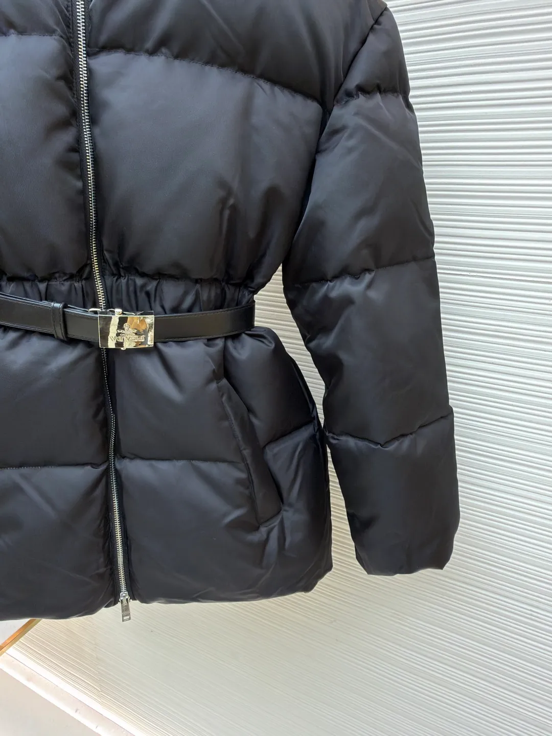 Prada Nylon Recycled Belt Down Jacket [Women's Clothing] ●Original version: Purchased and developed by 14877 ●Item number: 1681479-E20 ●Material: white duck down fabric ●Technology: mechanical down filling ●Color: black ●Type: fitted version ●Weight: about 1085 grams ●Size: 36-38-40 ●Description: The magic touch of this Prada down jacket is the leather belt with superior texture! Not only can it easily create a stunning "ant waist", but it can also be freely adjusted to make you look slimmer and taller in one step. Wearing a down jacket in winter is no longer afraid of turning into a dumpling, but it is exquisite down to the details️! The fabric still uses Prada's signature Re-Nylon regenerated nylon, which is environmentally friendly and high-end. It is wear-resistant and windproof and has a smooth feel. The interior is filled with light down, which is warm and not heavy. The collision of leather belt and regenerated nylon combines elegance and functionality, and is full of "big brand quality" from head to toe ~ put on the belt and you will become a curvy goddess in an instant; wear it open and still look stylish. Easily style it with boots, leggings, or a dress. This winter, it’s time to be warm and beautiful! The overall wiring is straight and delicate, the fabric is comfortable and soft, and the color is consistent without color difference. It can be matched with the same style to create a fashionable look and control various occasions. Customized accessories, complete with three standards, same style for men and women!