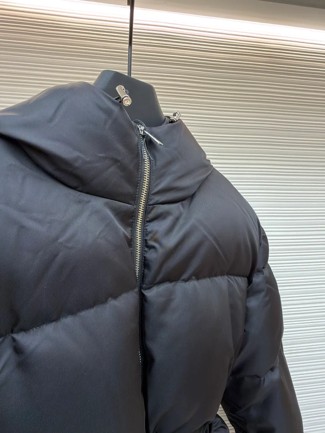 Prada Nylon Recycled Belt Down Jacket [Women's Clothing] ●Original version: Purchased and developed by 14877 ●Item number: 1681479-E20 ●Material: white duck down fabric ●Technology: mechanical down filling ●Color: black ●Type: fitted version ●Weight: about 1085 grams ●Size: 36-38-40 ●Description: The magic touch of this Prada down jacket is the leather belt with superior texture! Not only can it easily create a stunning "ant waist", but it can also be freely adjusted to make you look slimmer and taller in one step. Wearing a down jacket in winter is no longer afraid of turning into a dumpling, but it is exquisite down to the details️! The fabric still uses Prada's signature Re-Nylon regenerated nylon, which is environmentally friendly and high-end. It is wear-resistant and windproof and has a smooth feel. The interior is filled with light down, which is warm and not heavy. The collision of leather belt and regenerated nylon combines elegance and functionality, and is full of "big brand quality" from head to toe ~ put on the belt and you will become a curvy goddess in an instant; wear it open and still look stylish. Easily style it with boots, leggings, or a dress. This winter, it’s time to be warm and beautiful! The overall wiring is straight and delicate, the fabric is comfortable and soft, and the color is consistent without color difference. It can be matched with the same style to create a fashionable look and control various occasions. Customized accessories, complete with three standards, same style for men and women!