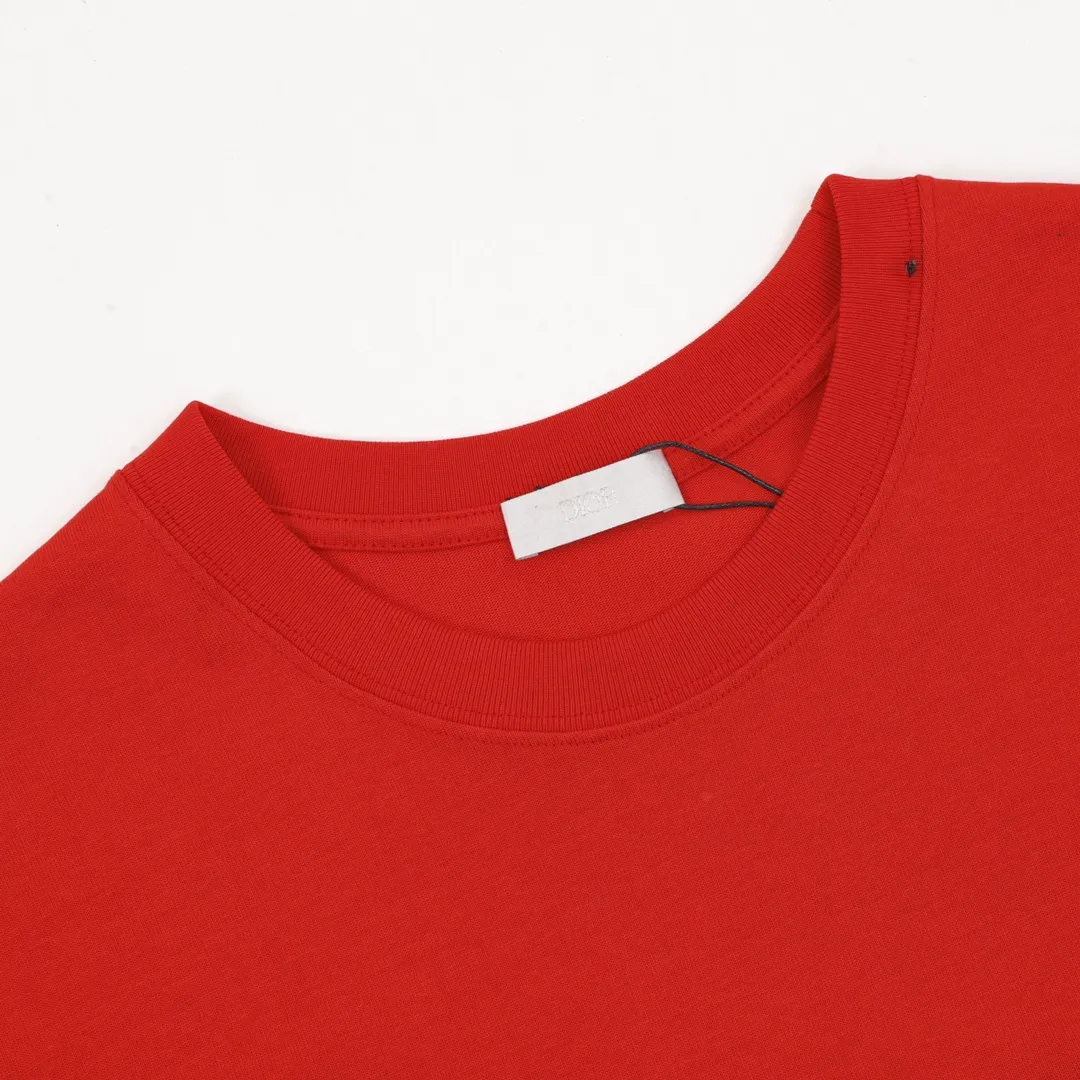 🅿️240 DIIR T-shirt from DO AND KAWS limited collection. The Year of the Snake graphic design reinterprets the classic logo. Contrasting logo patch at chest. The imported machine-made tatami embroidery technology makes the letter logo appear delicate and exquisite, enhancing the decorative effect. Use an embroidery machine to embroider the designed letter logo onto the patch. Size：XS-L
