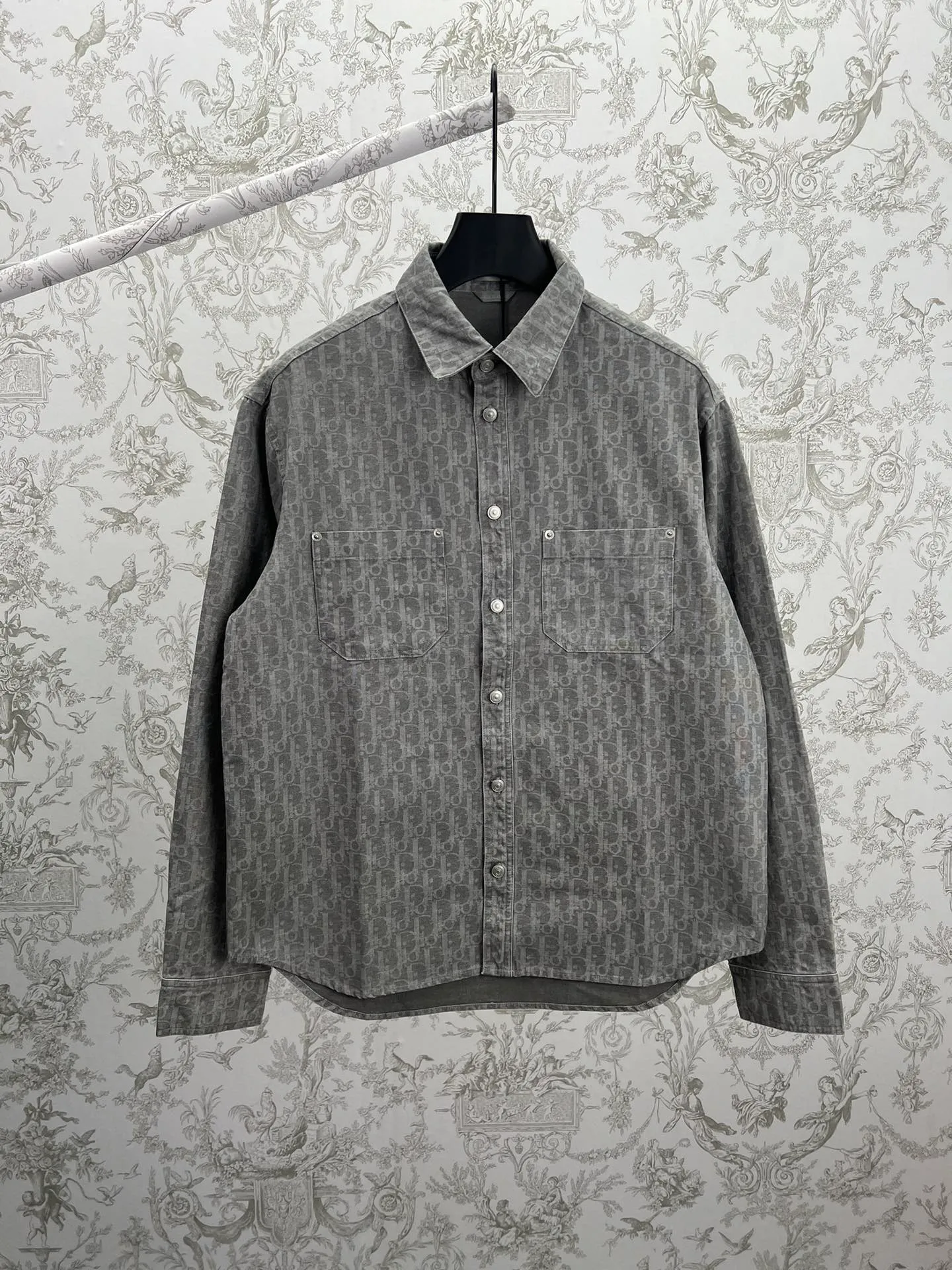 🅿️520 Dior 25ss new coat shirt is decorated with Oblique printing, a new interpretation of Dior’s classic pattern. Crafted from gray cotton denim, it features patch pockets on the chest and buttons with Dior signature. The unique minimalist design pairs well with sportswear or a more classic look. Number of yards: 39.40.41.42.