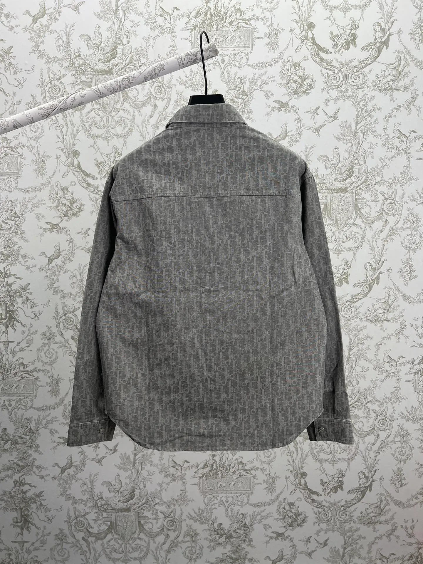 🅿️520 Dior 25ss new coat shirt is decorated with Oblique printing, a new interpretation of Dior’s classic pattern. Crafted from gray cotton denim, it features patch pockets on the chest and buttons with Dior signature. The unique minimalist design pairs well with sportswear or a more classic look. Number of yards: 39.40.41.42.