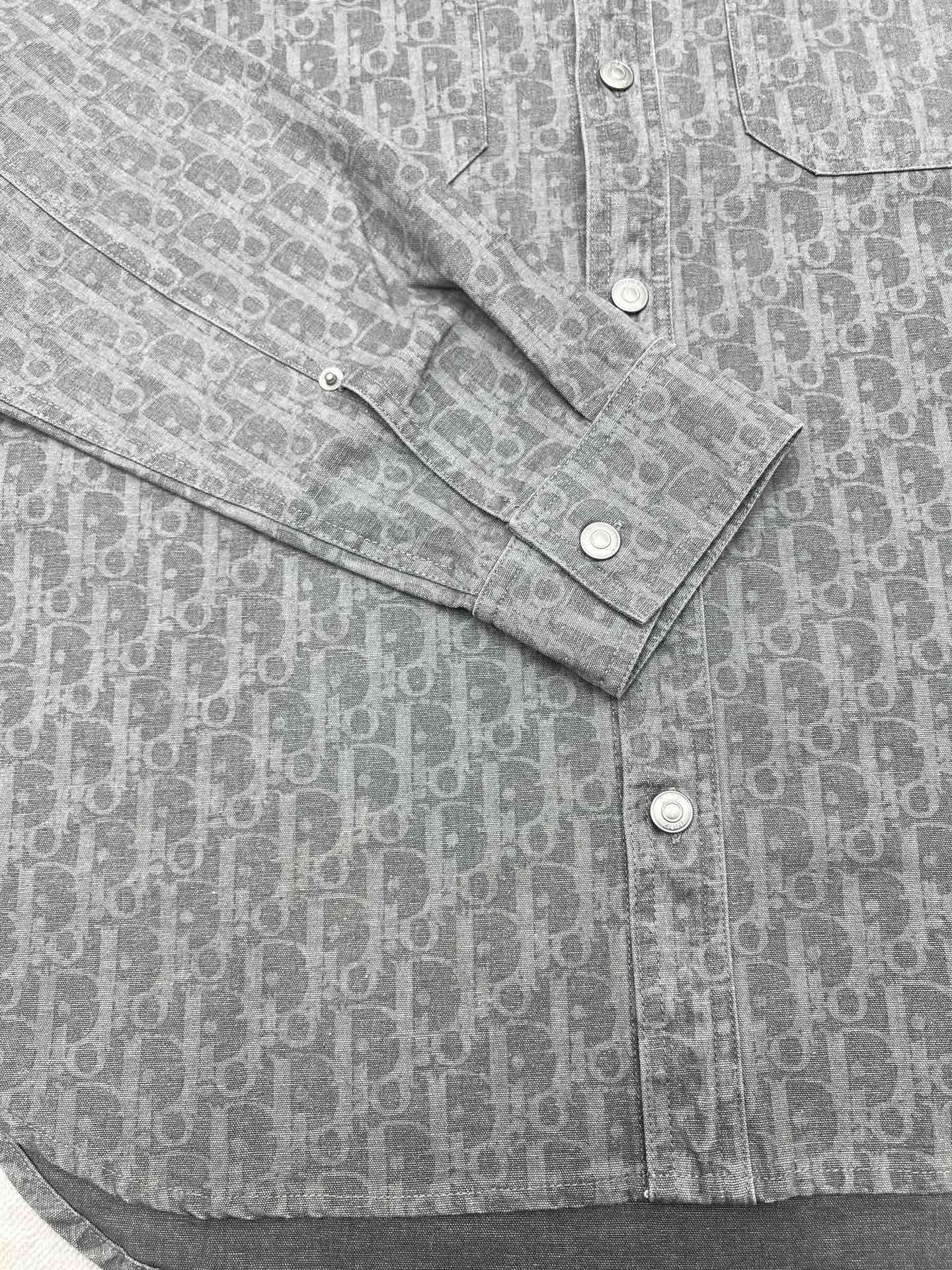 🅿️520 Dior 25ss new coat shirt is decorated with Oblique printing, a new interpretation of Dior’s classic pattern. Crafted from gray cotton denim, it features patch pockets on the chest and buttons with Dior signature. The unique minimalist design pairs well with sportswear or a more classic look. Number of yards: 39.40.41.42.