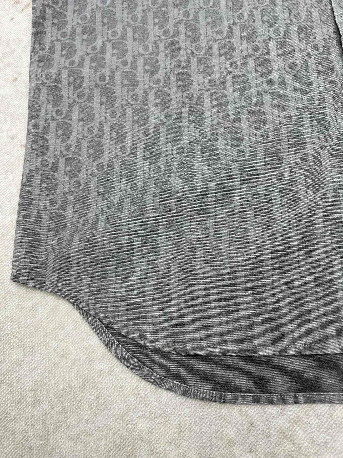 🅿️520 Dior 25ss new coat shirt is decorated with Oblique printing, a new interpretation of Dior’s classic pattern. Crafted from gray cotton denim, it features patch pockets on the chest and buttons with Dior signature. The unique minimalist design pairs well with sportswear or a more classic look. Number of yards: 39.40.41.42.